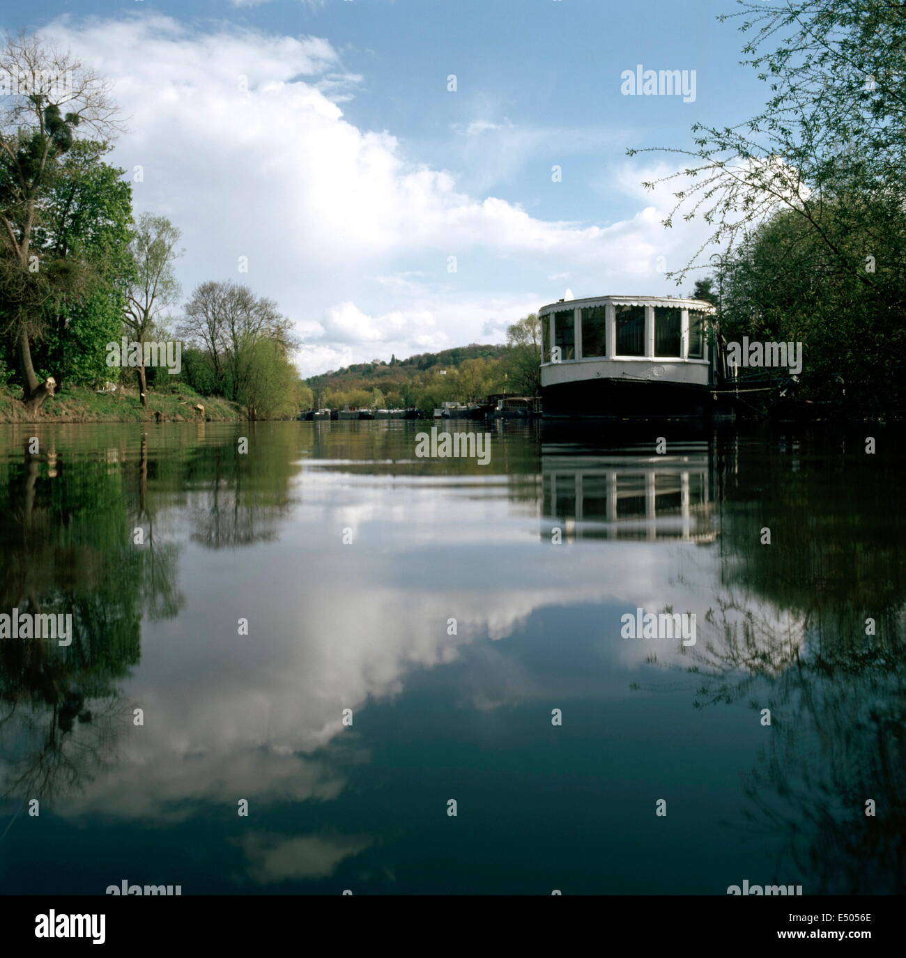 AJAXNETPHOTO. LE PORT MARLY, FRANCIA - RIFLESSIONI NELLA SENNA. I PITTORI IMPRESSIONISTI LAVORARONO QUI VICINO COMPRESO ALFRED SISLEY CHE HA FATTO IL DIPINTO 'PAYSAGE DE BOUGIVAL' DALLA RIVA SINISTRA. FOTO:JONATHAN EASTLAND/AJAX Foto Stock