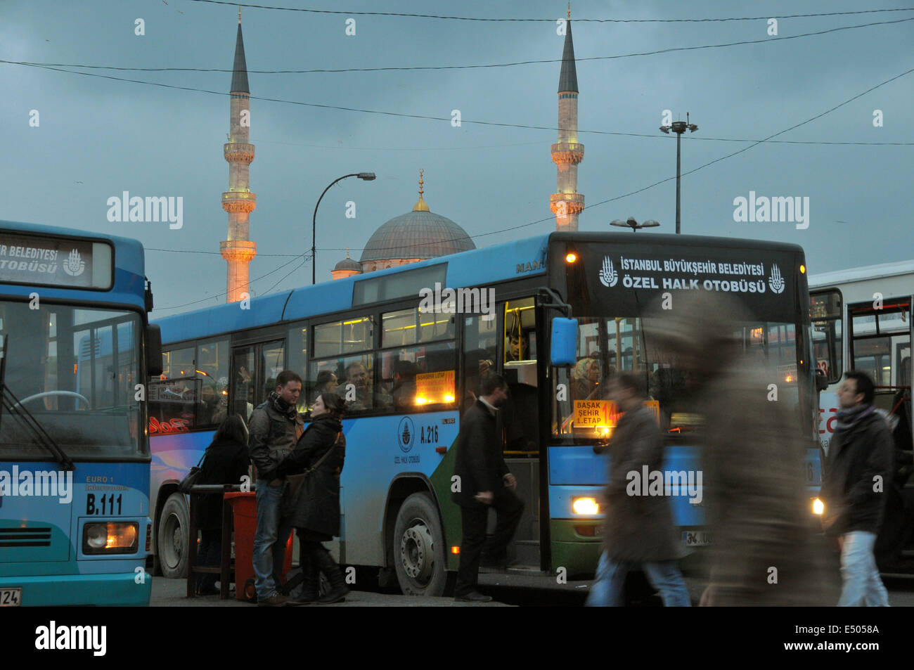 Il Eminönü stazione degli autobus. Sullo sfondo la cima di Yeni Camii (La Nuova Moschea) può essere visto. Foto Stock