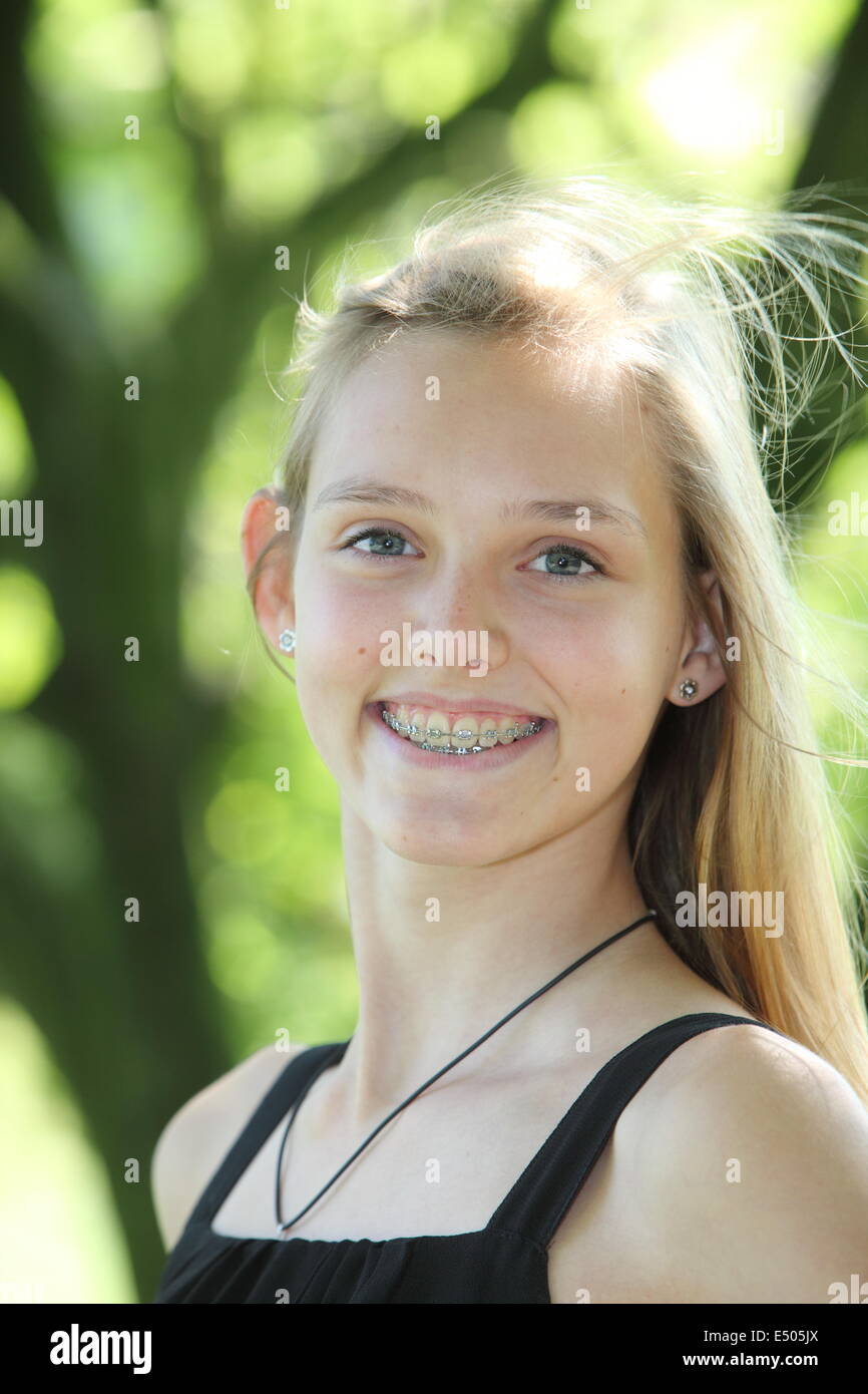 Vivace ragazza giovane con bretelle dentali Foto Stock