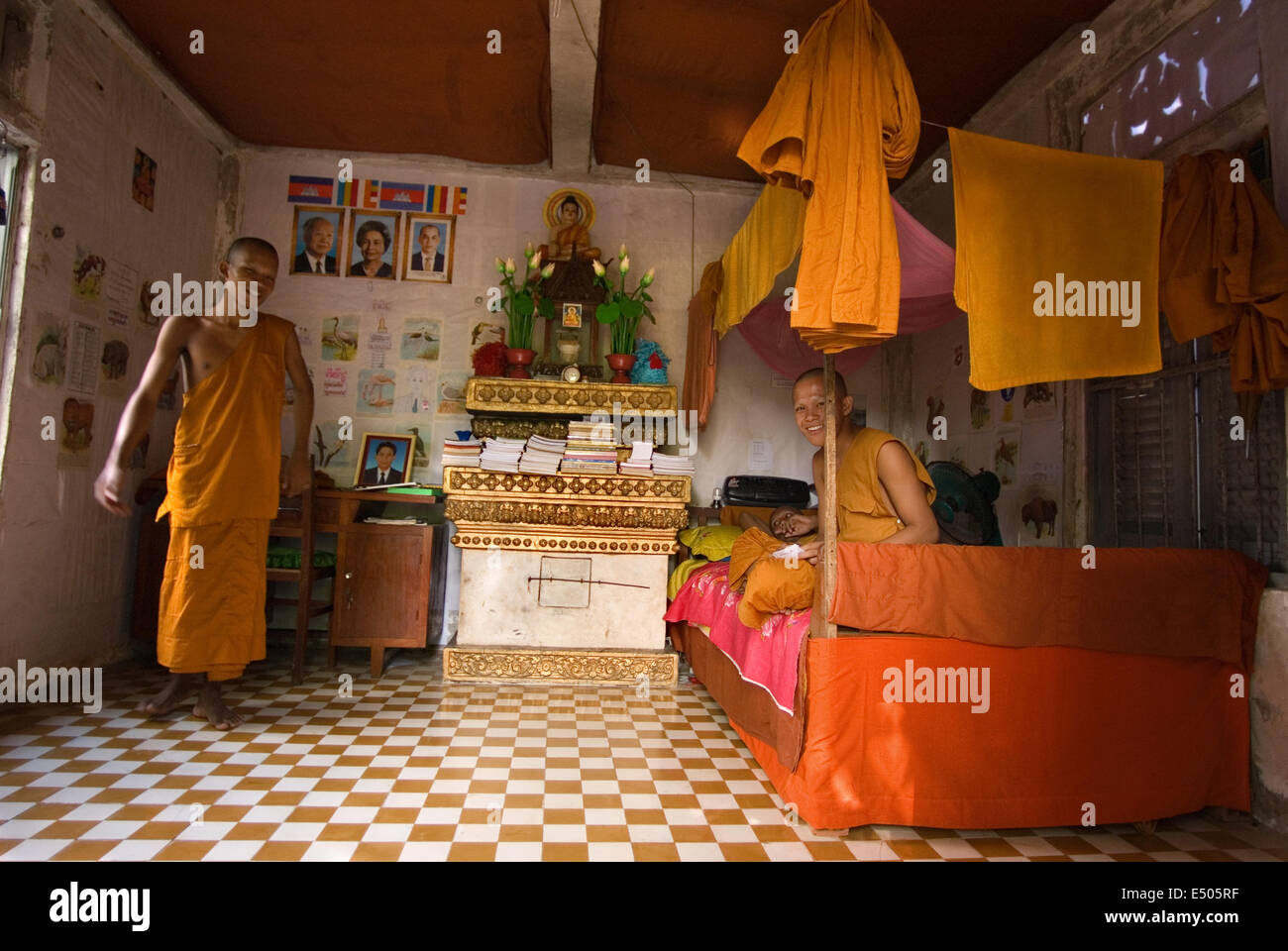 Alloggiamento per i monaci buddisti in Wat Kampheng Tempio. Battambang. Battambang è il capoluogo della provincia di Battambang e Foto Stock