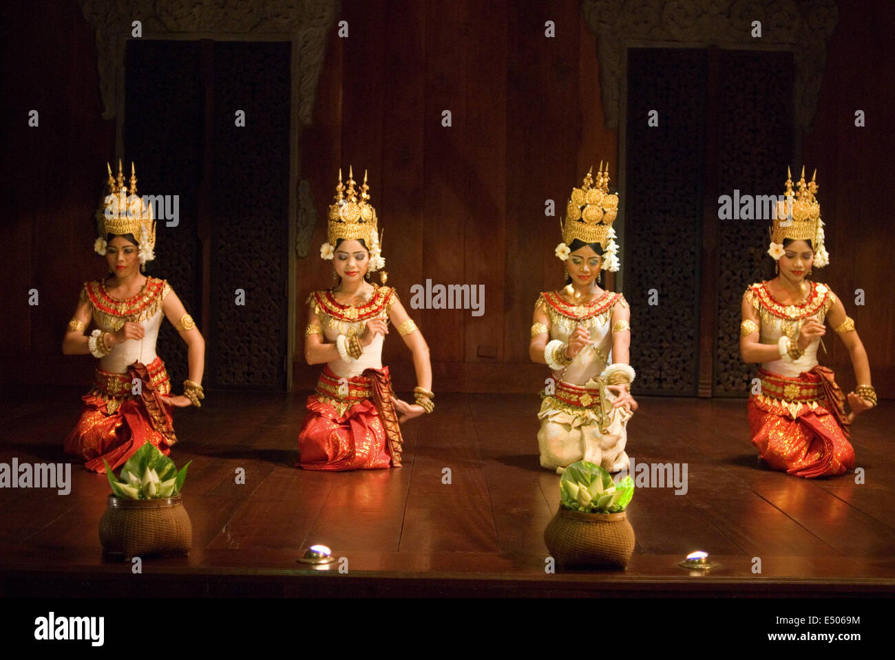 Rappresentazione di danza Apsara. Apsara Theatre. Siemp Reap. t è stata una tradizione fin dai primi giorni del turismo nel 19t Foto Stock