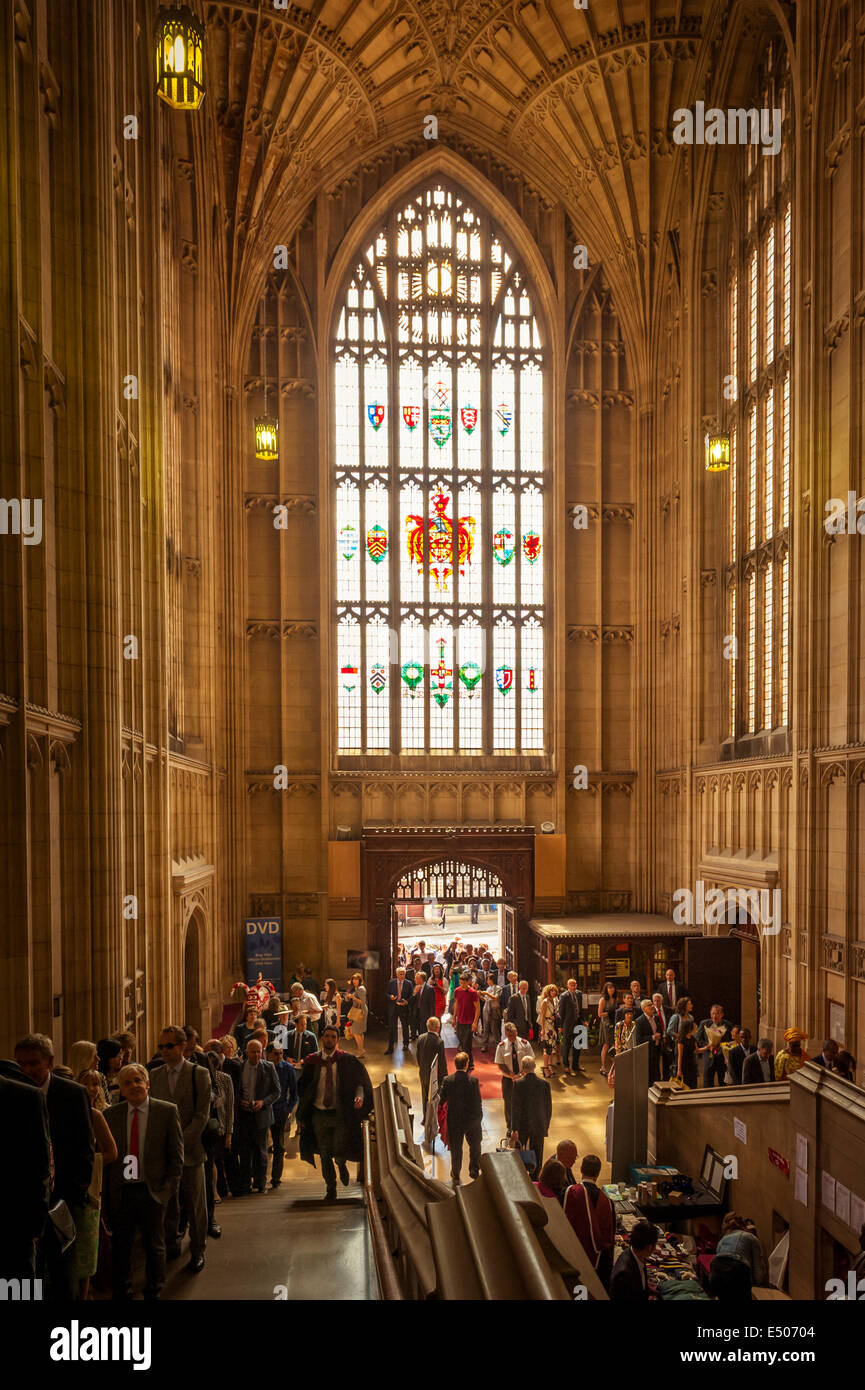 Interno del Wills Memorial Building, Bristol, sul giorno di graduazione. Foto Stock