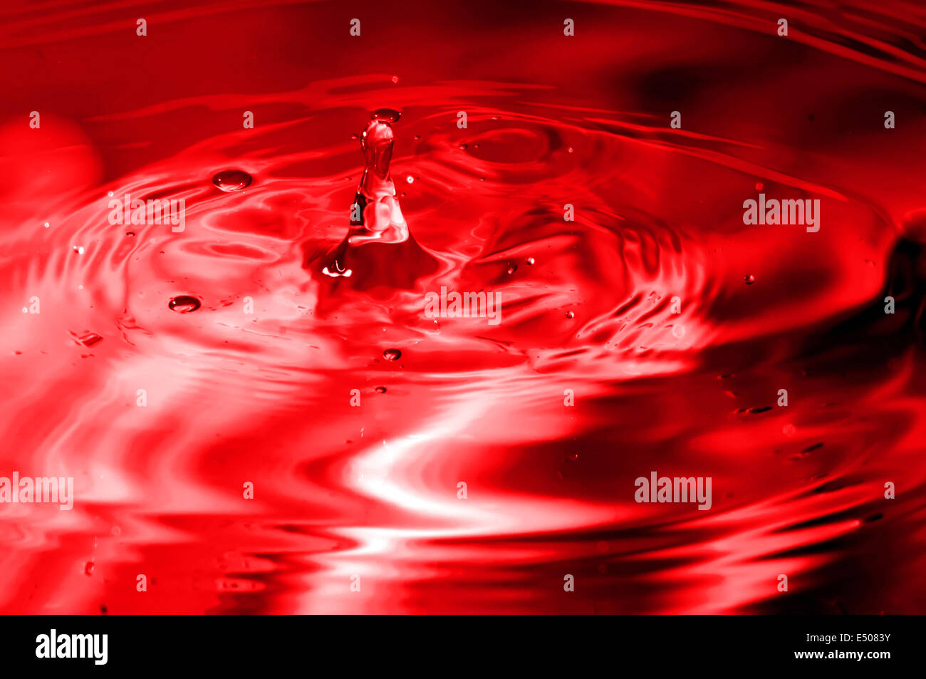 Red multi color acqua goccia gorgogliamento Foto Stock