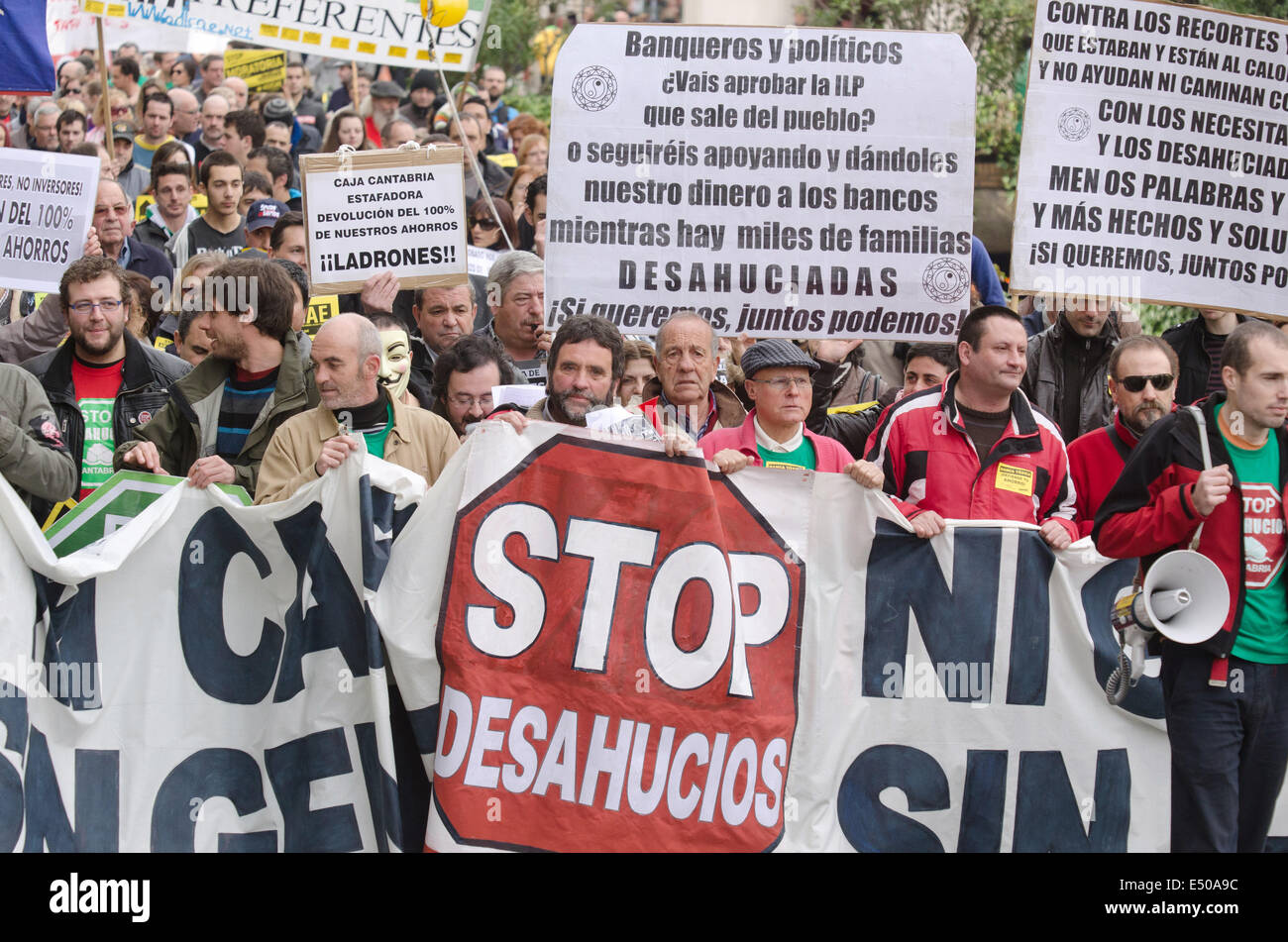 16 Febbraio 2013 - Santander, Spagna - Diverse centinaia di persone marzo attraverso il centro della città in segno di protesta contro lo sfratto Foto Stock