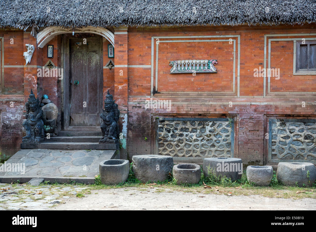 Bali, Indonesia. Casa privata con il guardiano dei demoni (Dvarapala o Dwarapala) su entrambi i lati della porta. Villaggio di Tenganan. Foto Stock Bali, Indonesia. Casa privata con il guardiano dei demoni (Dvarapala o Dwarapala) su entrambi i lati della porta. Villaggio di Tenganan. Foto Stock