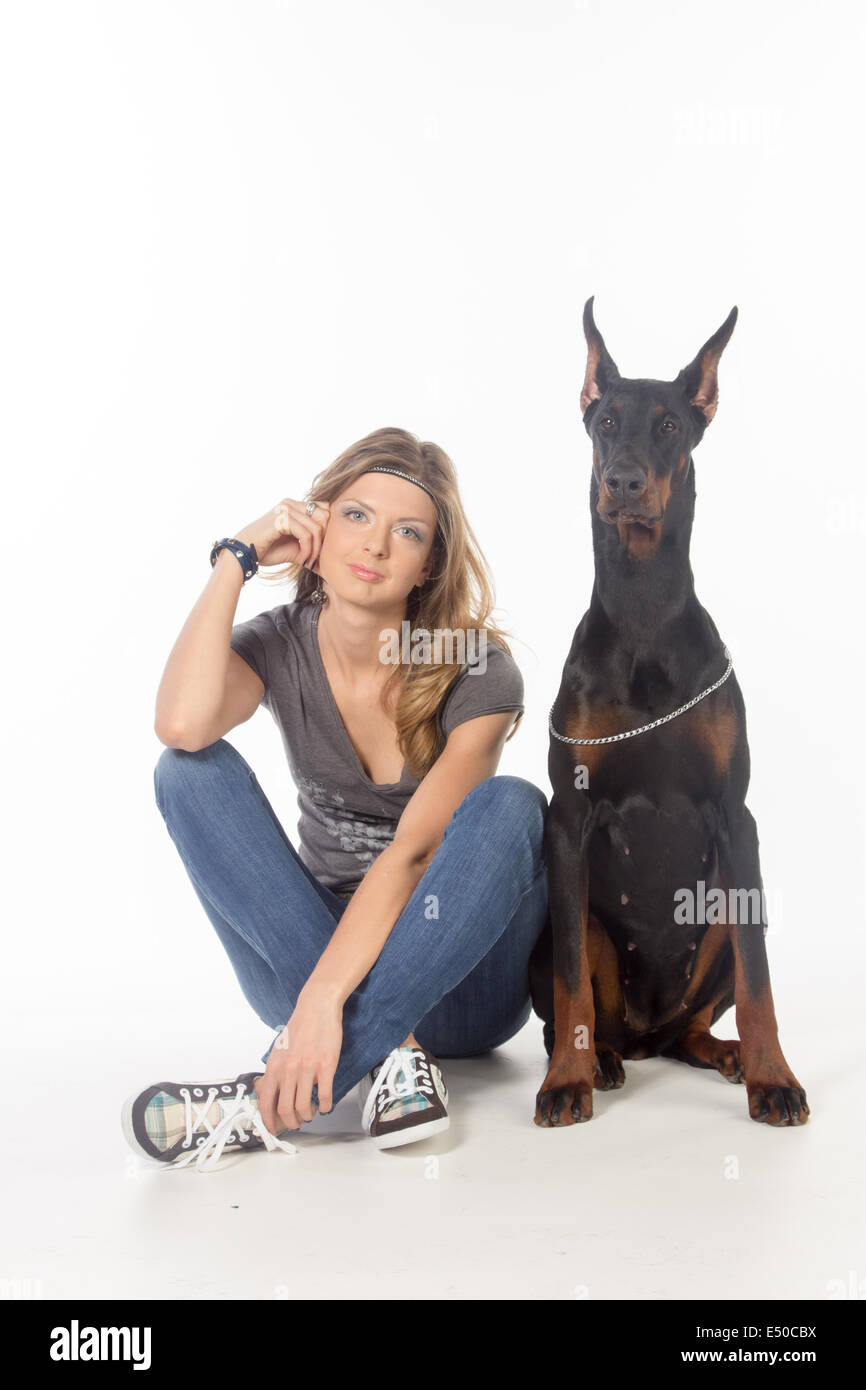 Giovane donna con il nero dobermann cane Foto Stock