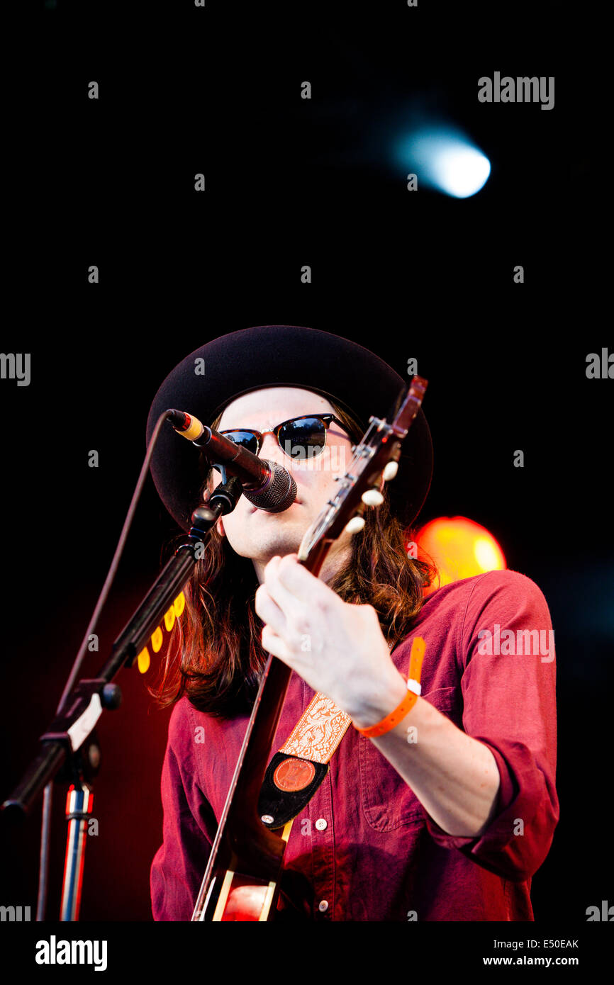 James Bay si esibisce sul palco principale del Larmer Tree Festival giovedì 17 luglio 2014. Foto Stock