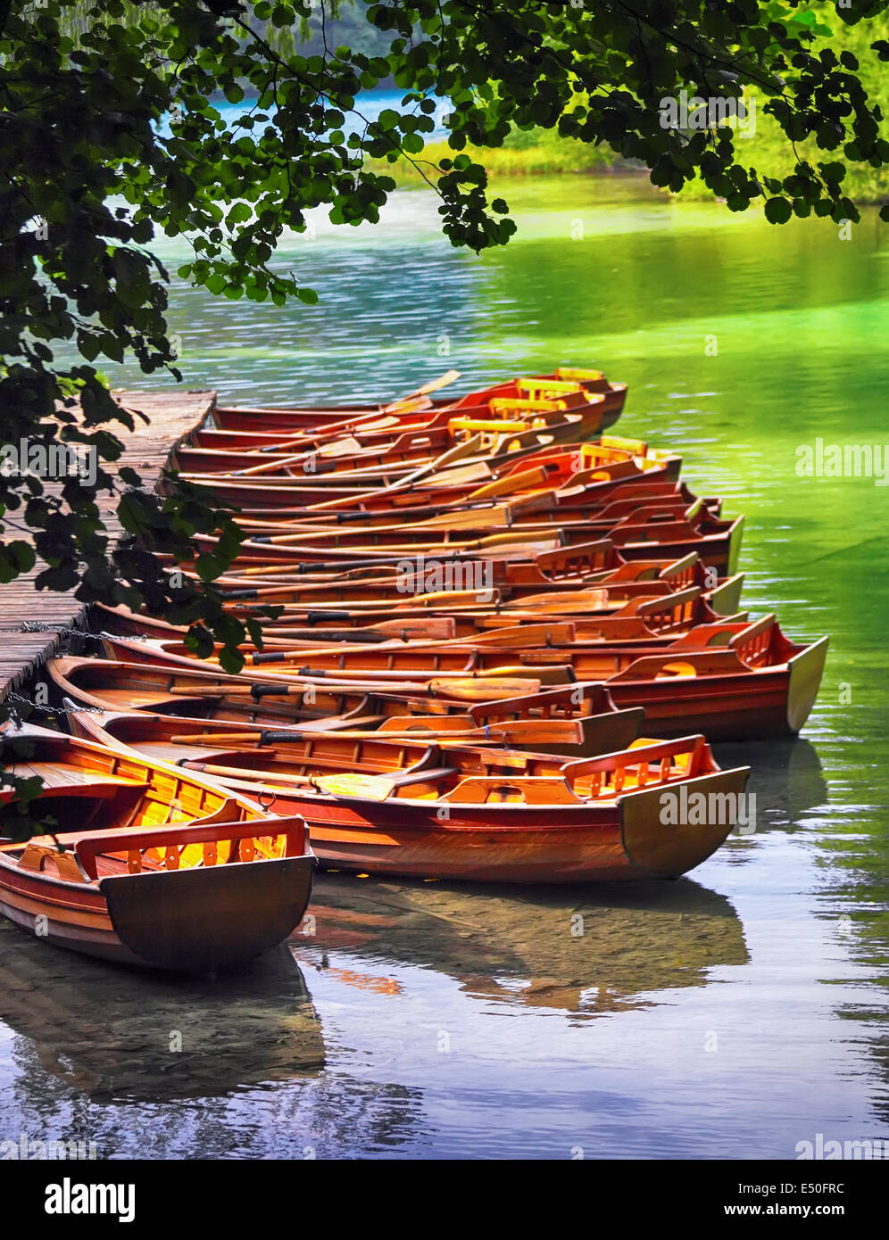 Barche nel parco nazionale dei Laghi di Plitvice Foto Stock