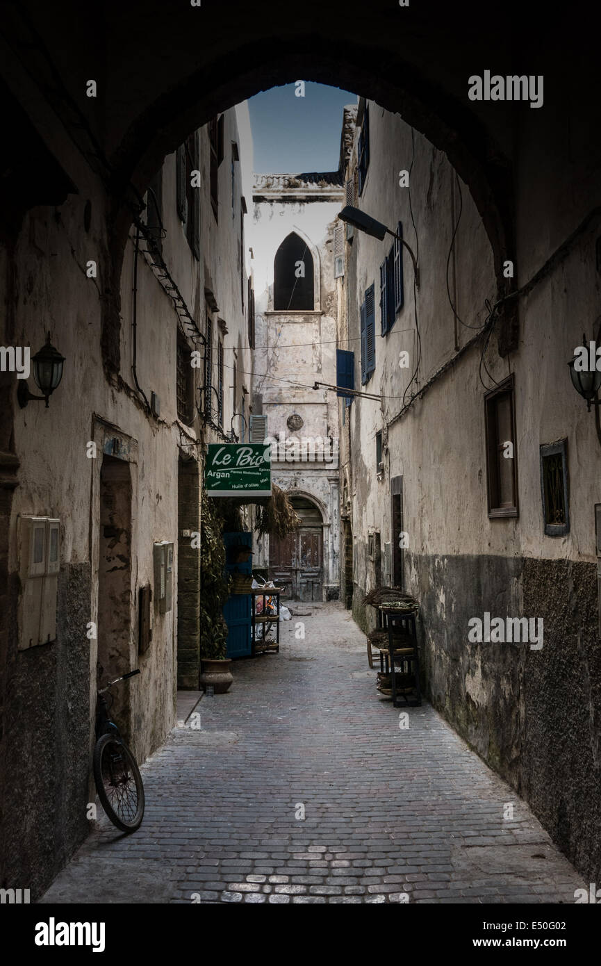 Un tipico vicolo a Essaouira, Marocco. Foto Stock