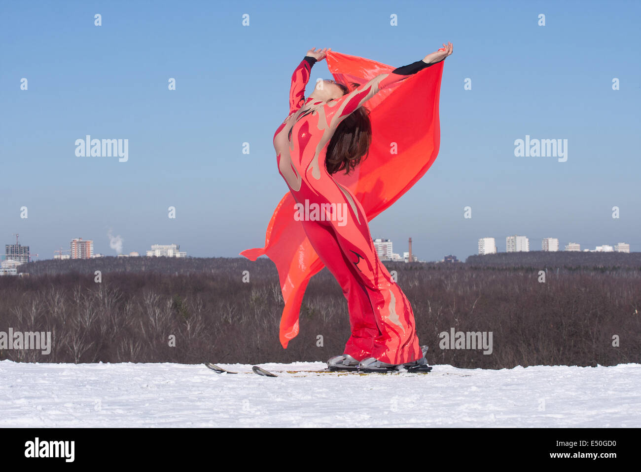Donna sugli sci con bandiera Foto Stock