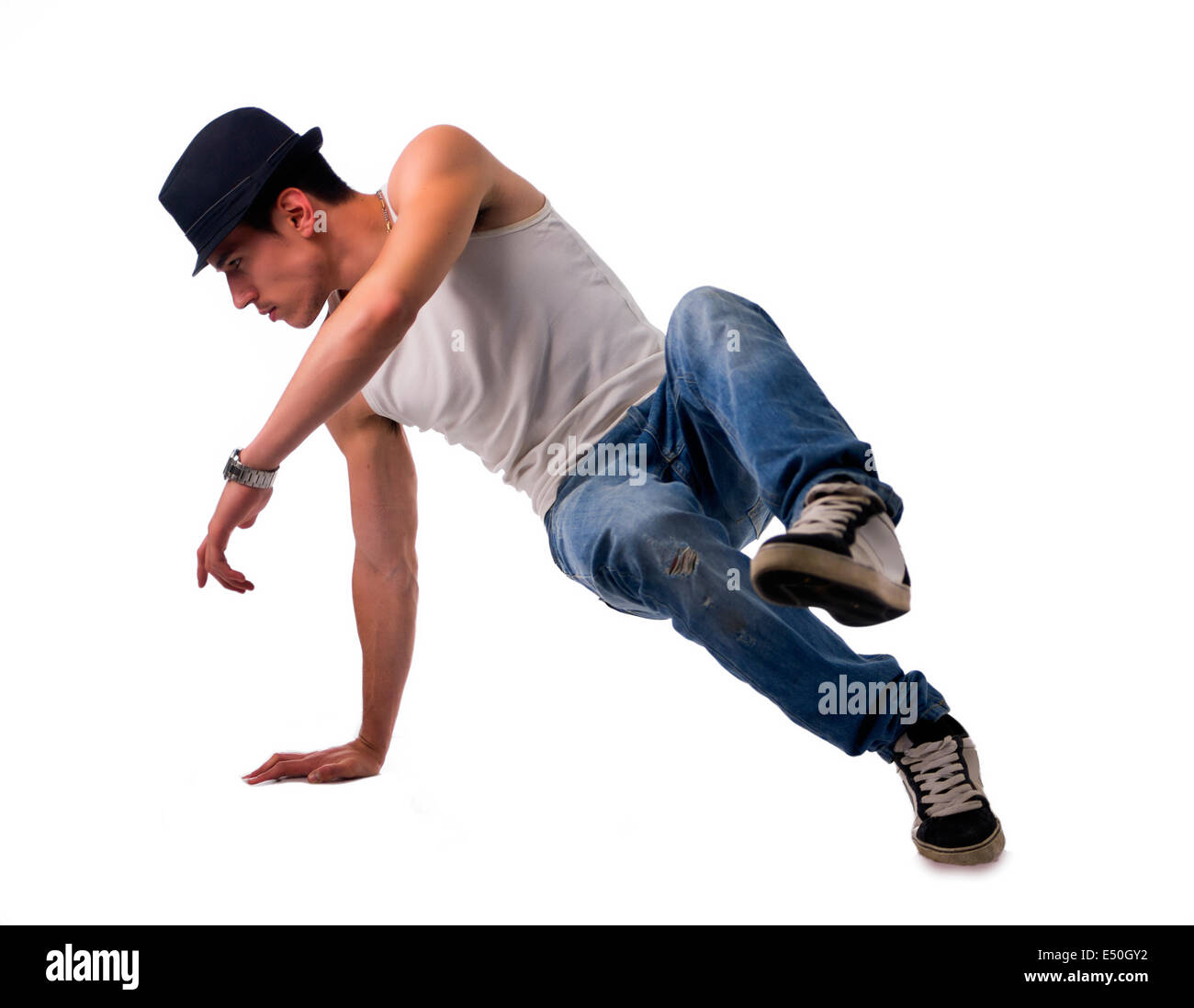 Atletica Giovane alla moda uomo in un cappello di fare un break dance routine fa roteare e sbattendo il piede in aria mentre in equilibrio su una Foto Stock