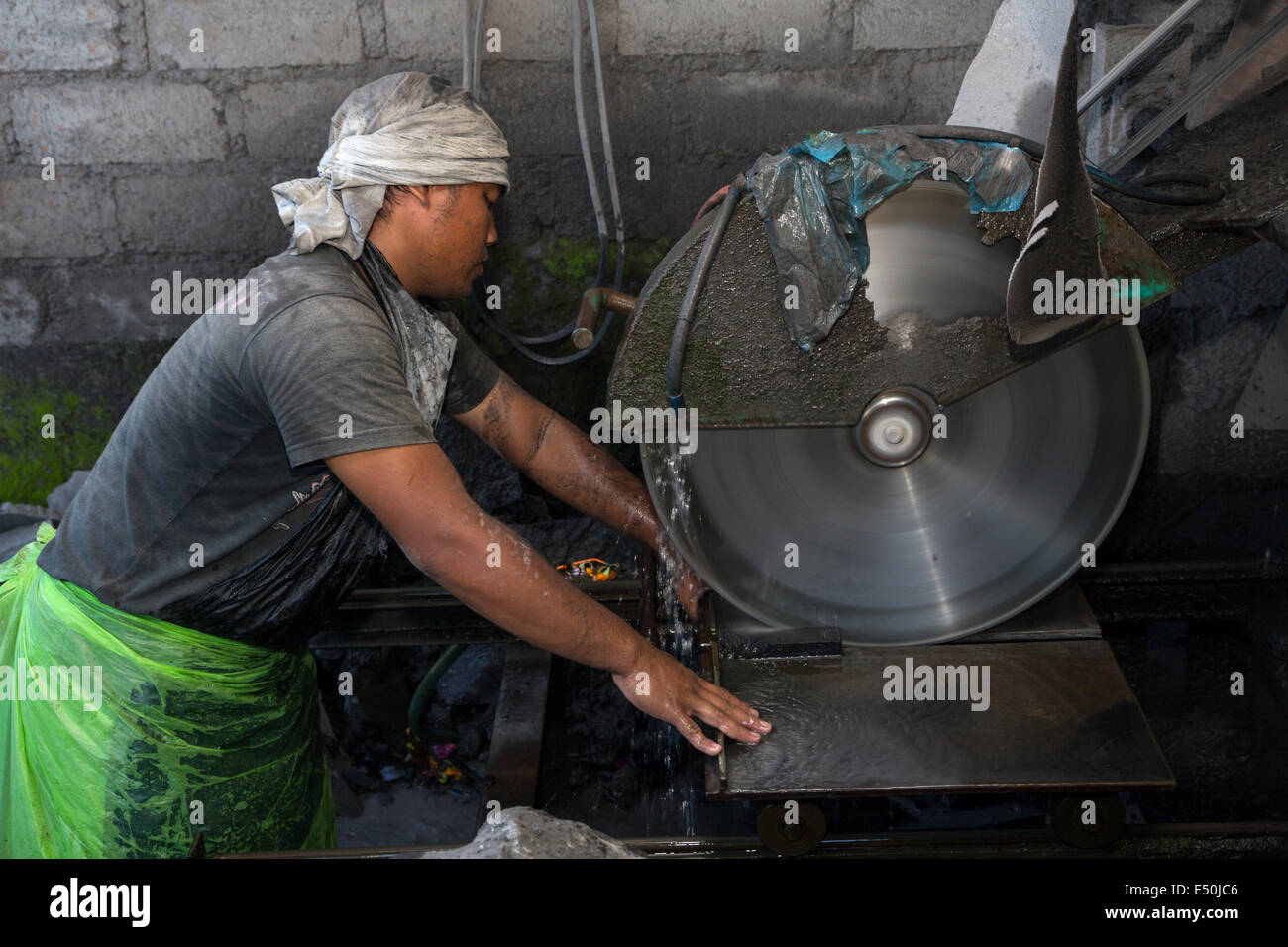Bali, Indonesia. Maestro di scalpello a lavorare la pietra di taglio per la realizzazione di Santuari religiosi. Foto Stock