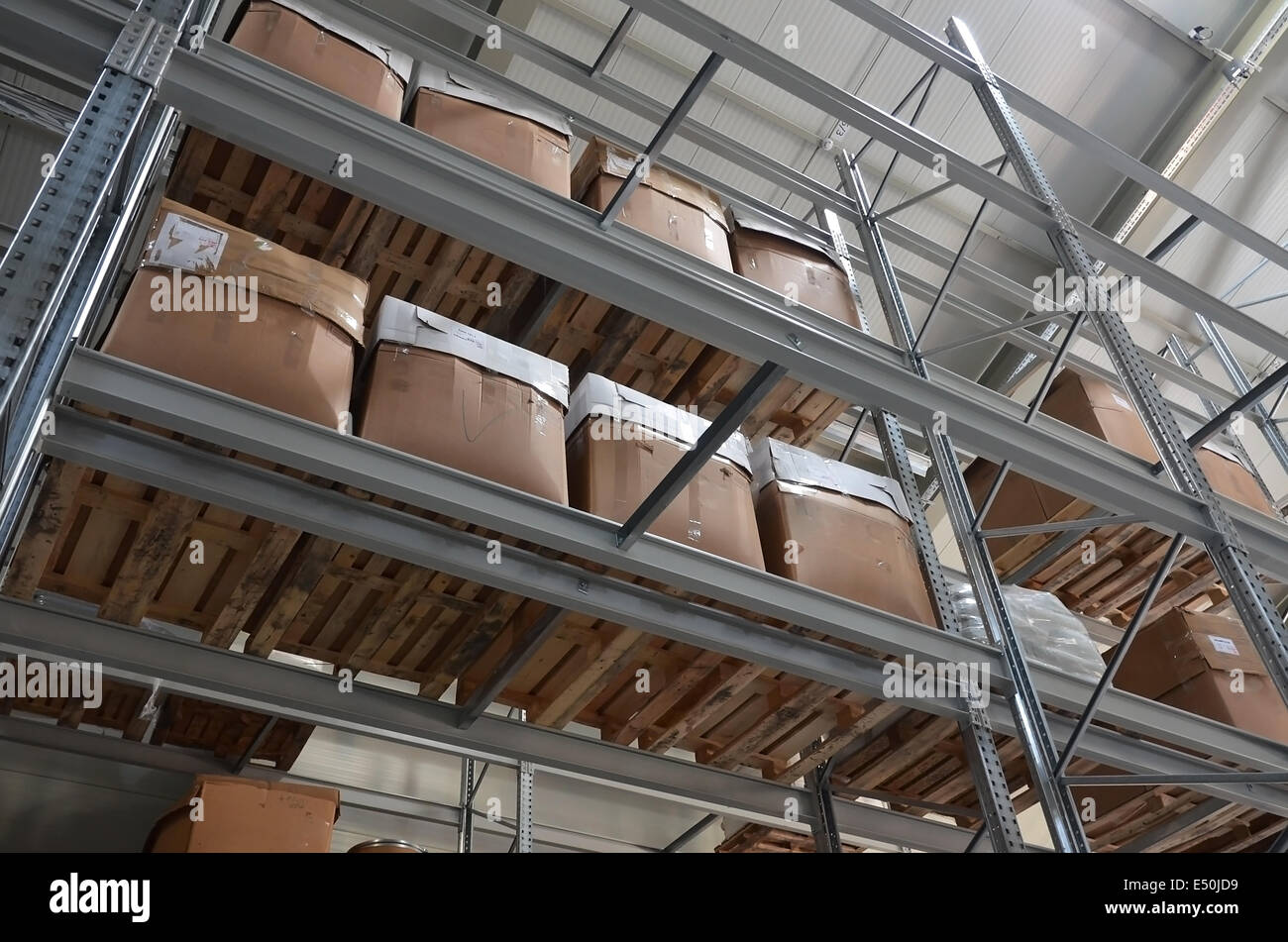 Alloggiamento alto stock con scatole Foto Stock