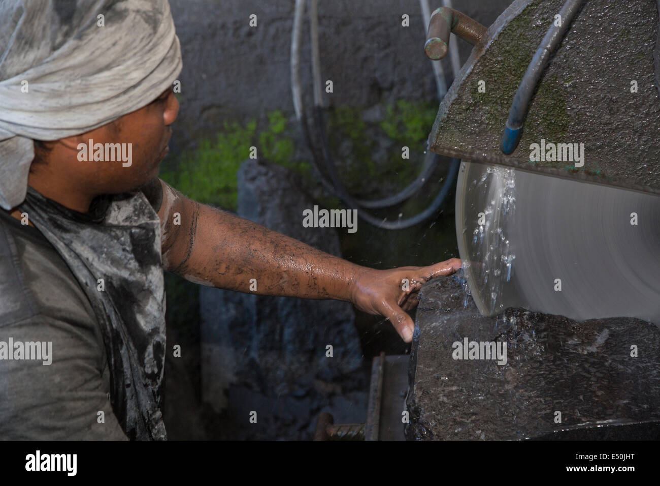 Bali, Indonesia. Maestro di scalpello a lavorare la pietra di taglio per la realizzazione di Santuari religiosi. Foto Stock