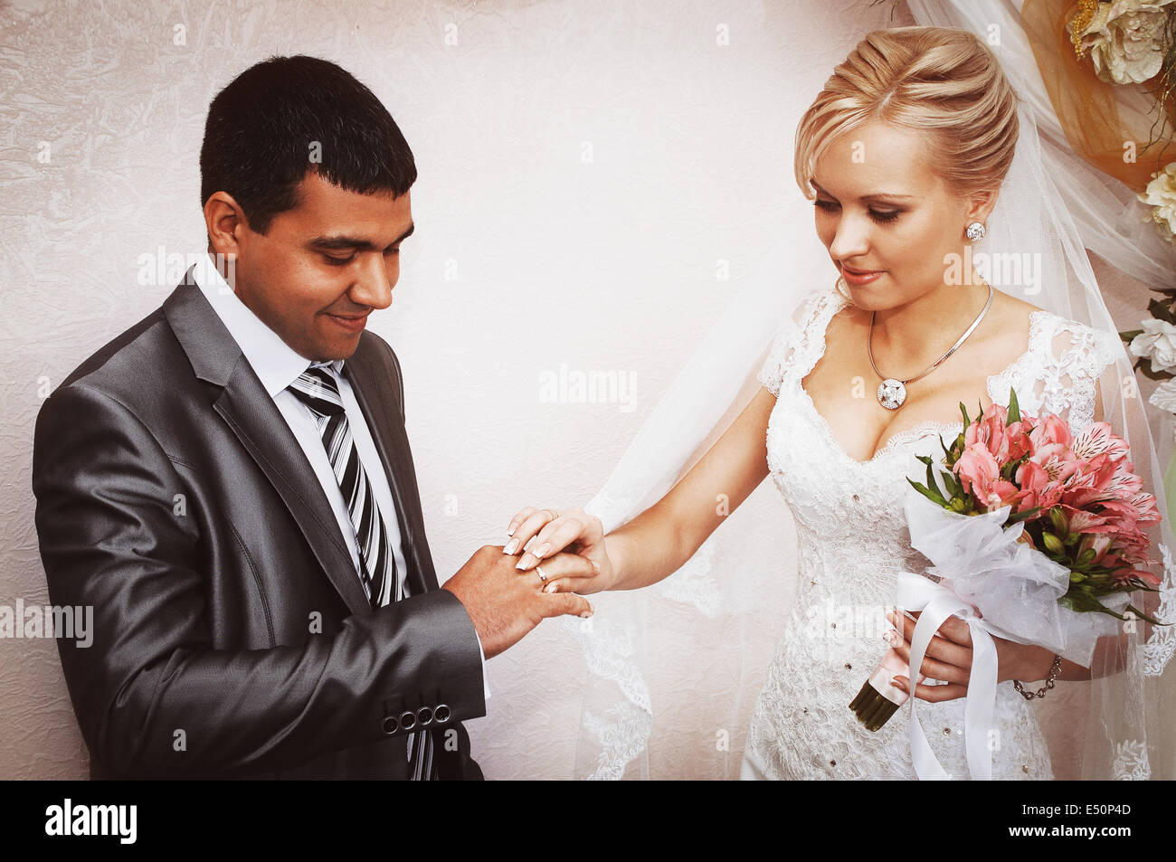 Scambio di anelli di nozze Foto Stock