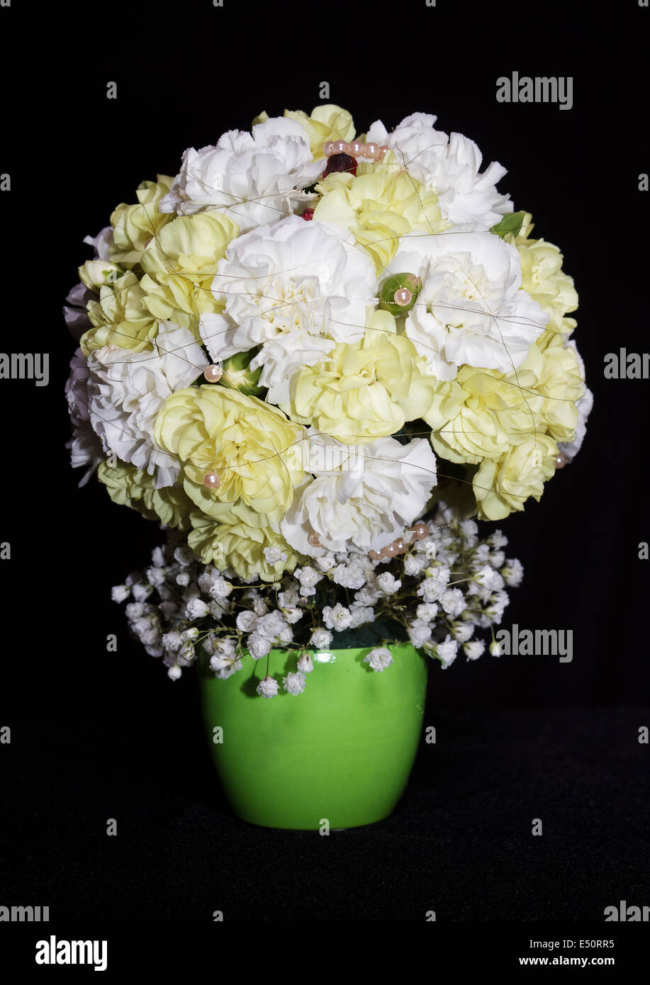 Round festosa bouquet di garofani giallo Foto Stock