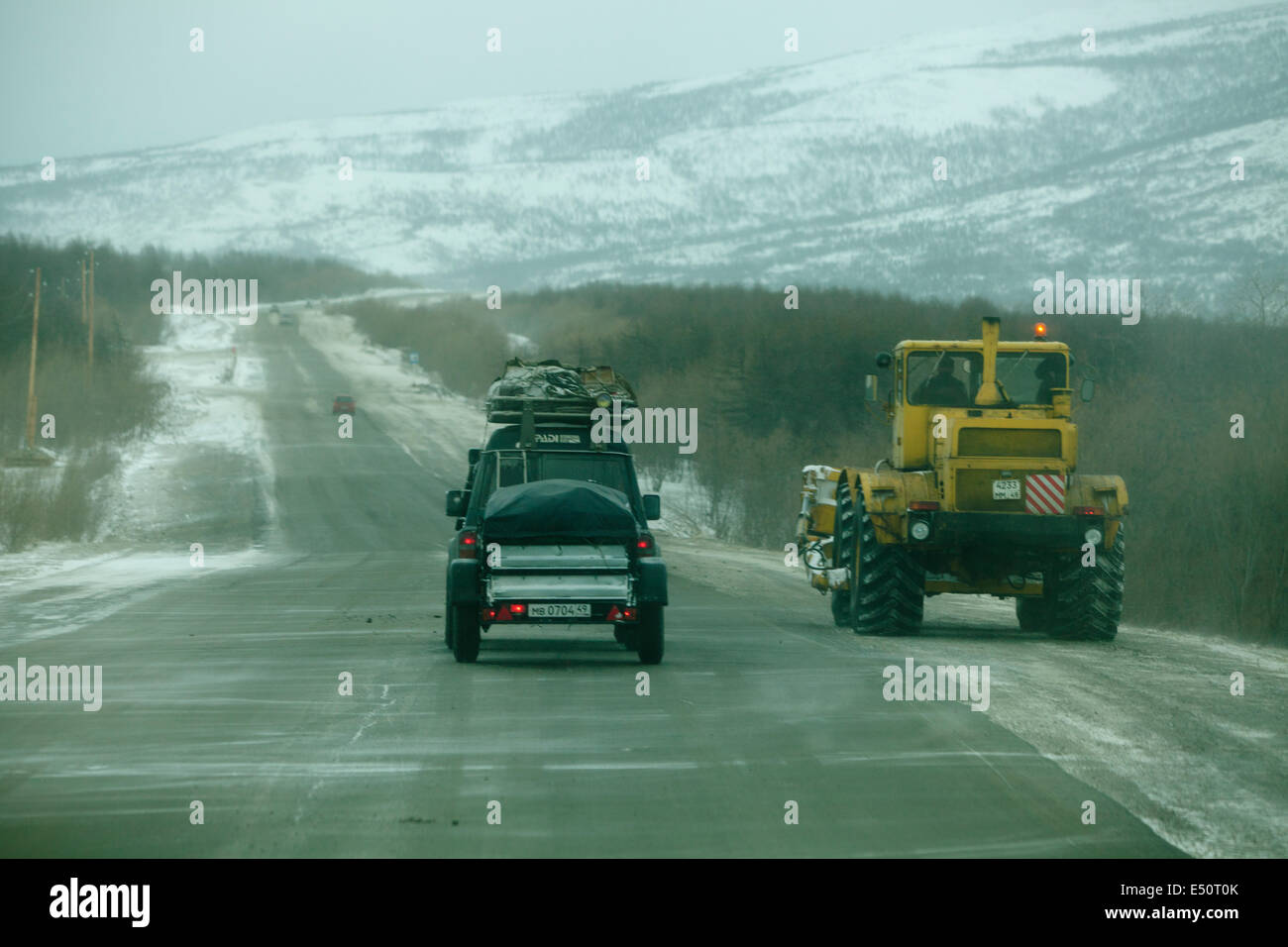 4WD expedition strada pericolosa Siberia snow sorpassare Foto Stock