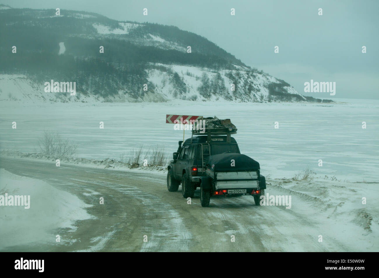 4WD spedizione pericolosa road corner Siberia neve Foto Stock