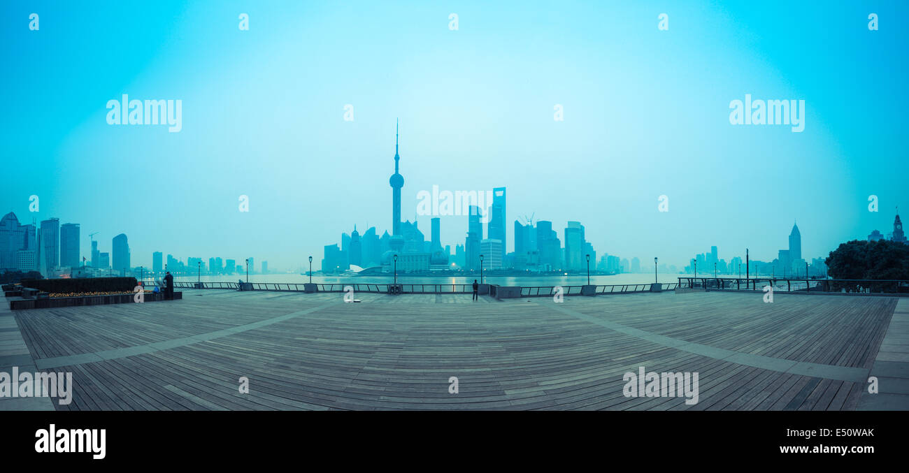 Lo skyline di Shanghai all'alba Foto Stock