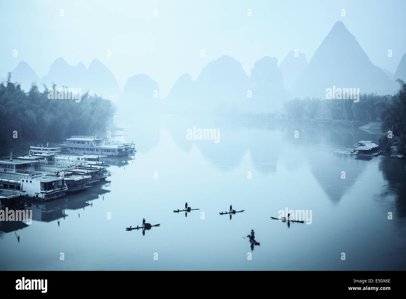 Yangshuo paesaggio nella nebbia Foto Stock