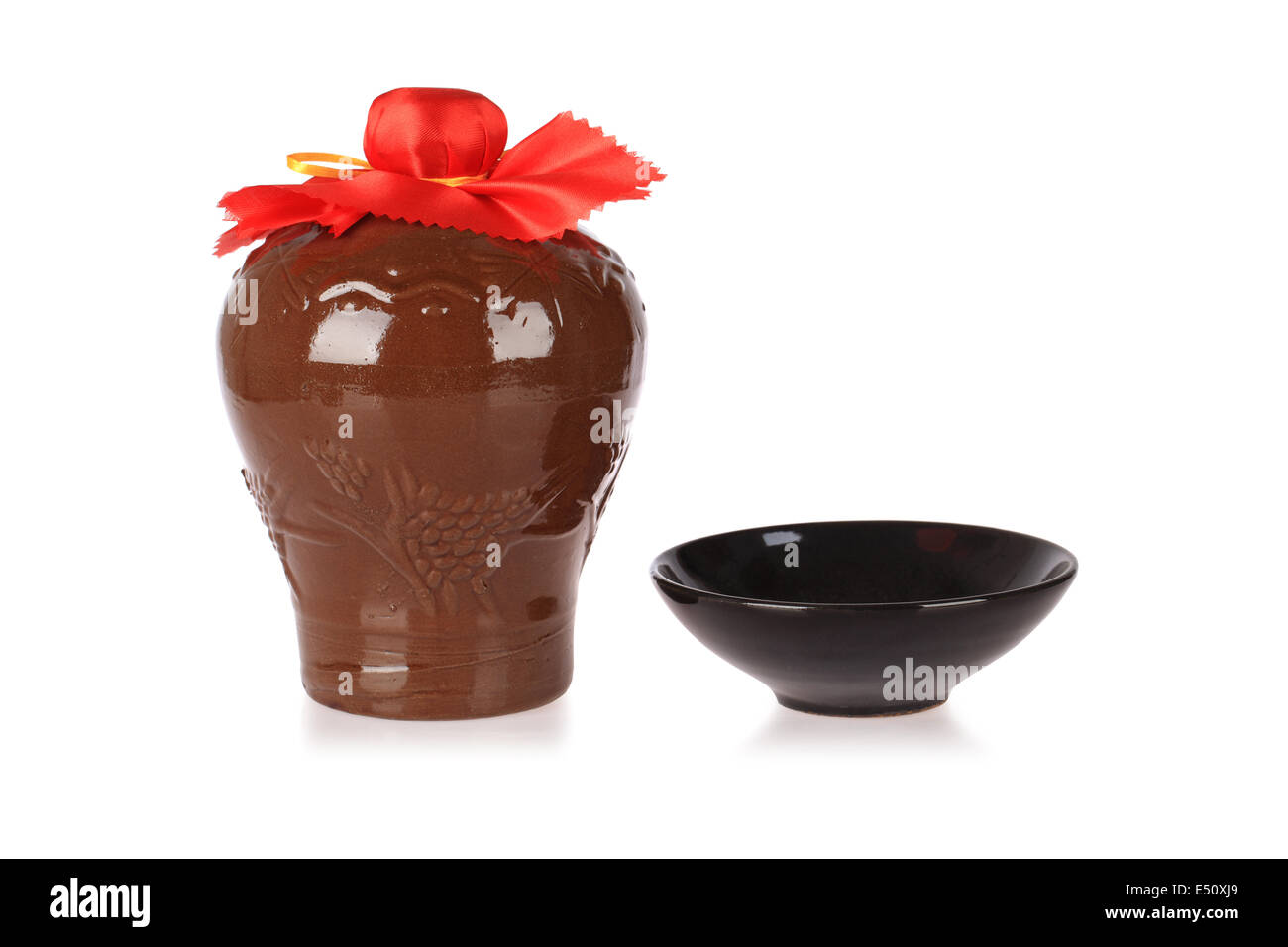 Il vino di riso con vaso recipiente di ceramica Foto Stock