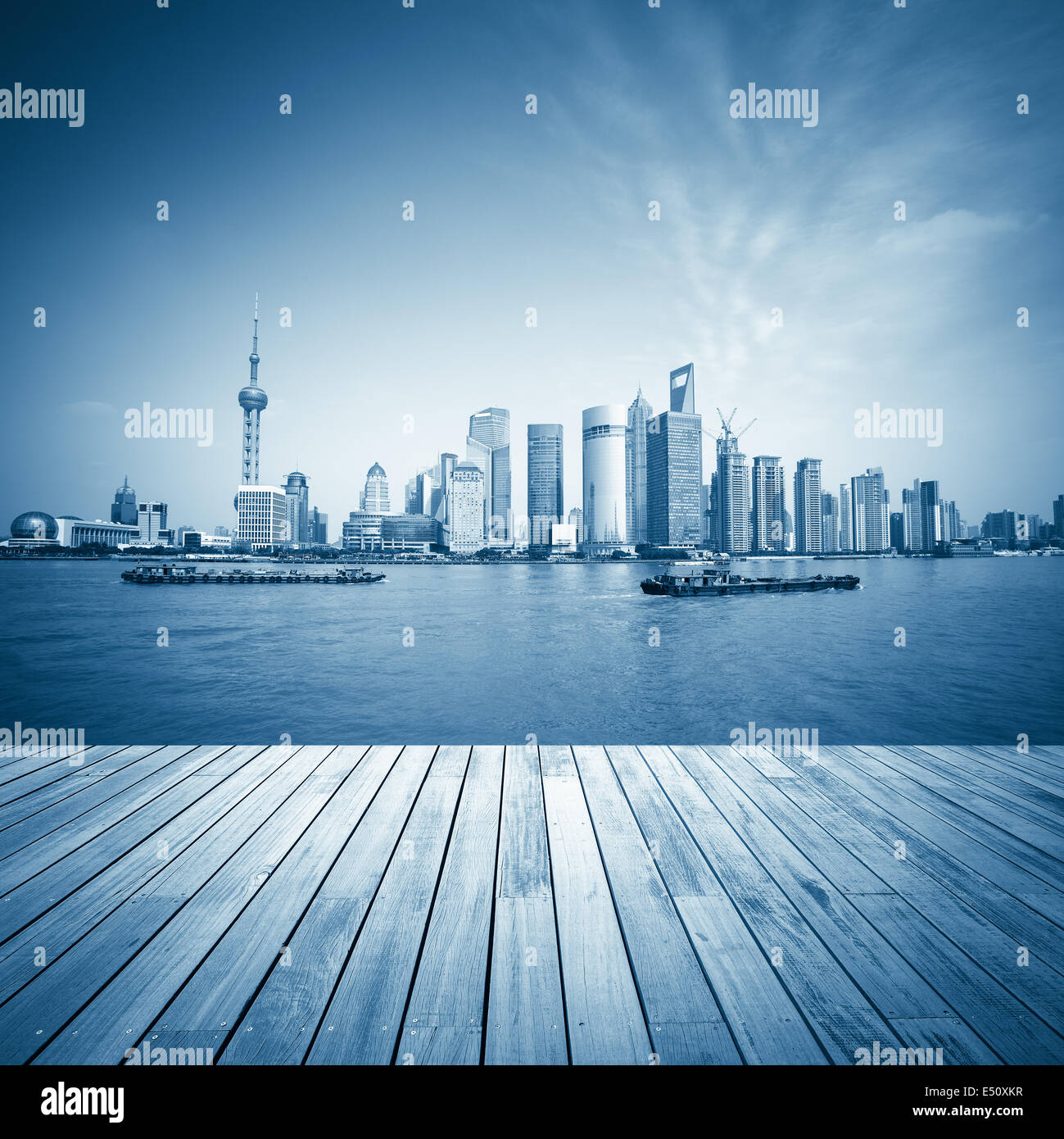 Lo skyline di Shanghai e pavimento in legno Foto Stock