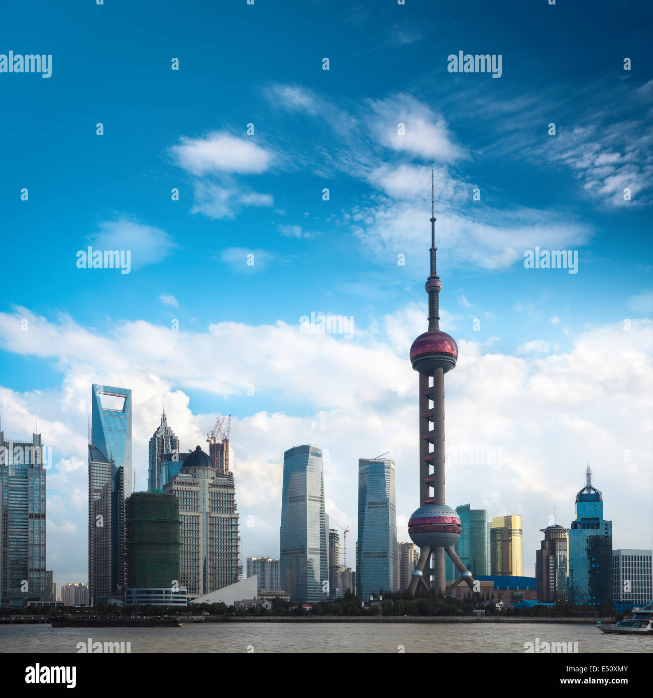 Lo skyline di Shanghai contro un cielo blu Foto Stock