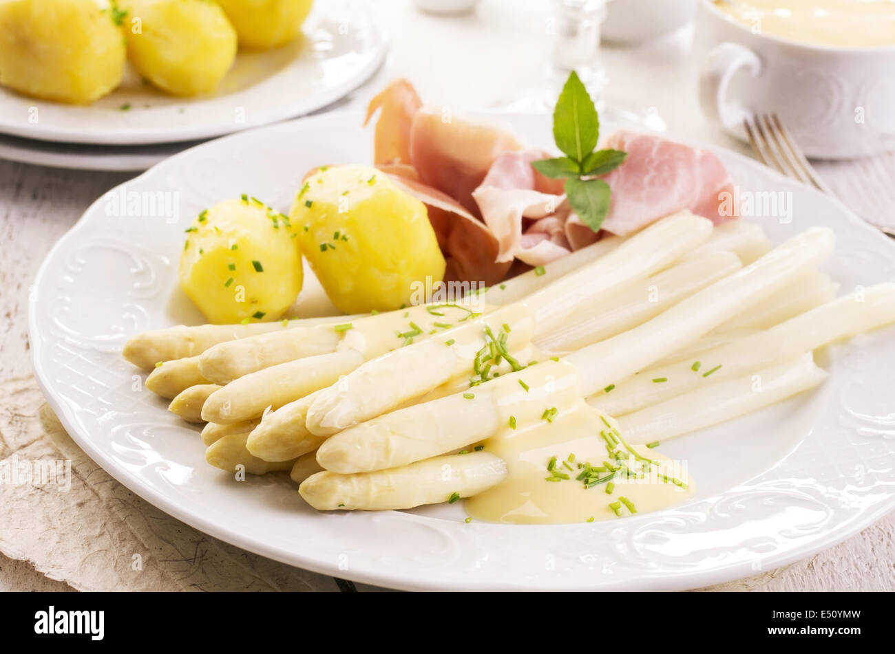 Gli asparagi con prosciutto e patate Foto Stock