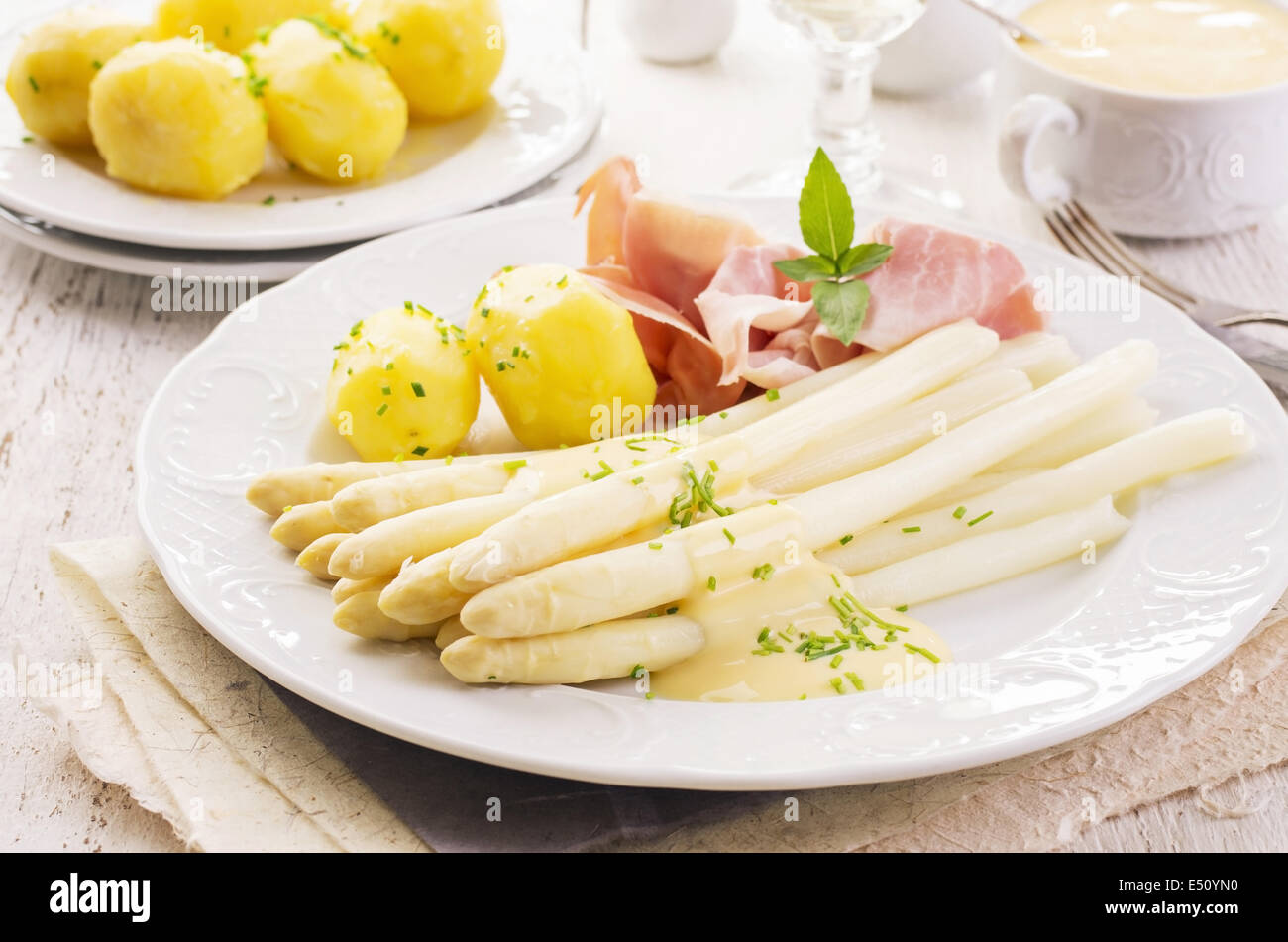 Gli asparagi con prosciutto e patate Foto Stock
