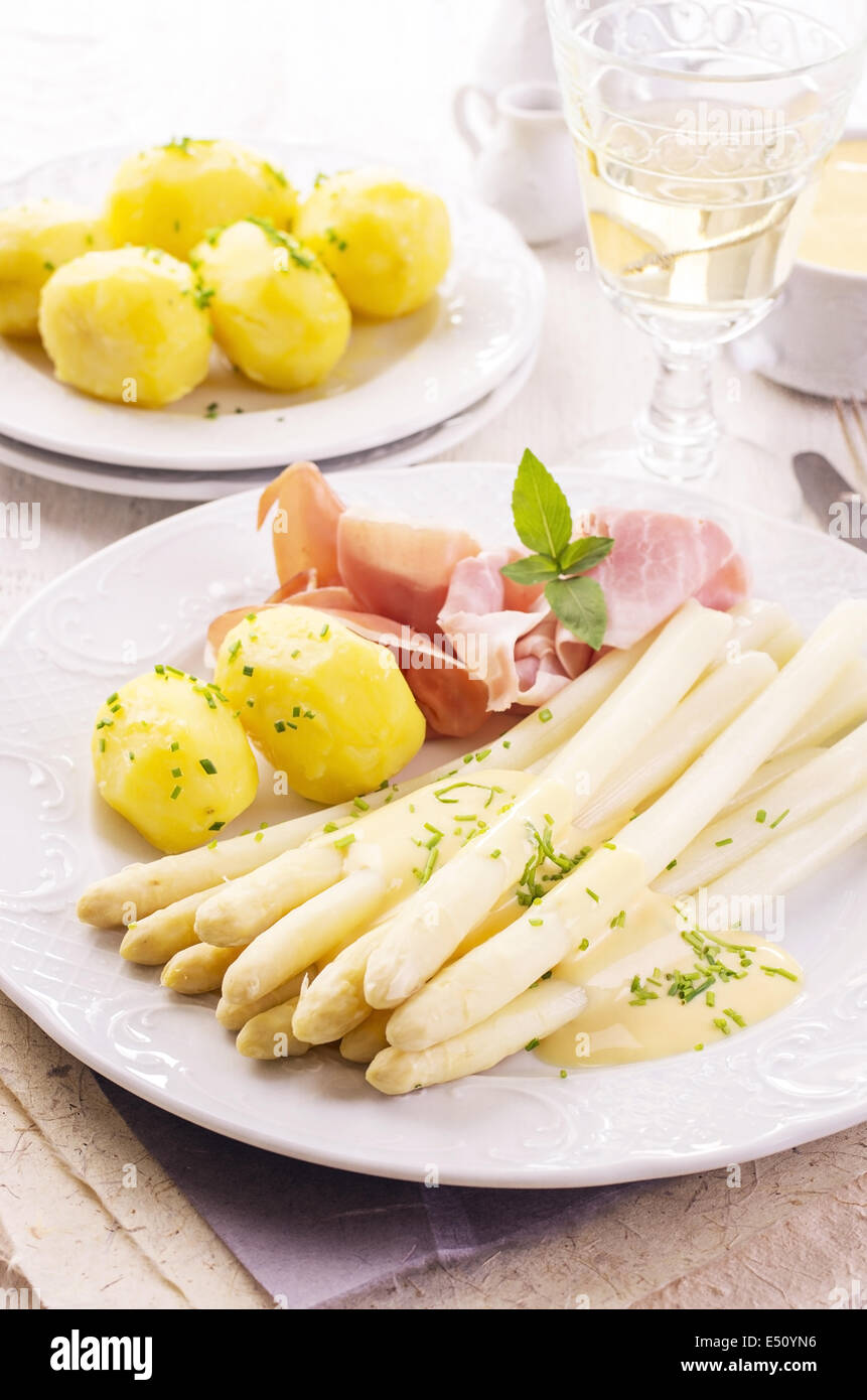 Gli asparagi con prosciutto e patate Foto Stock