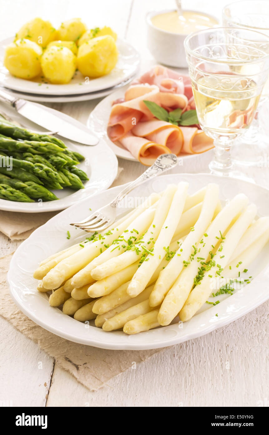 Bianco e asparagi verdi Foto Stock