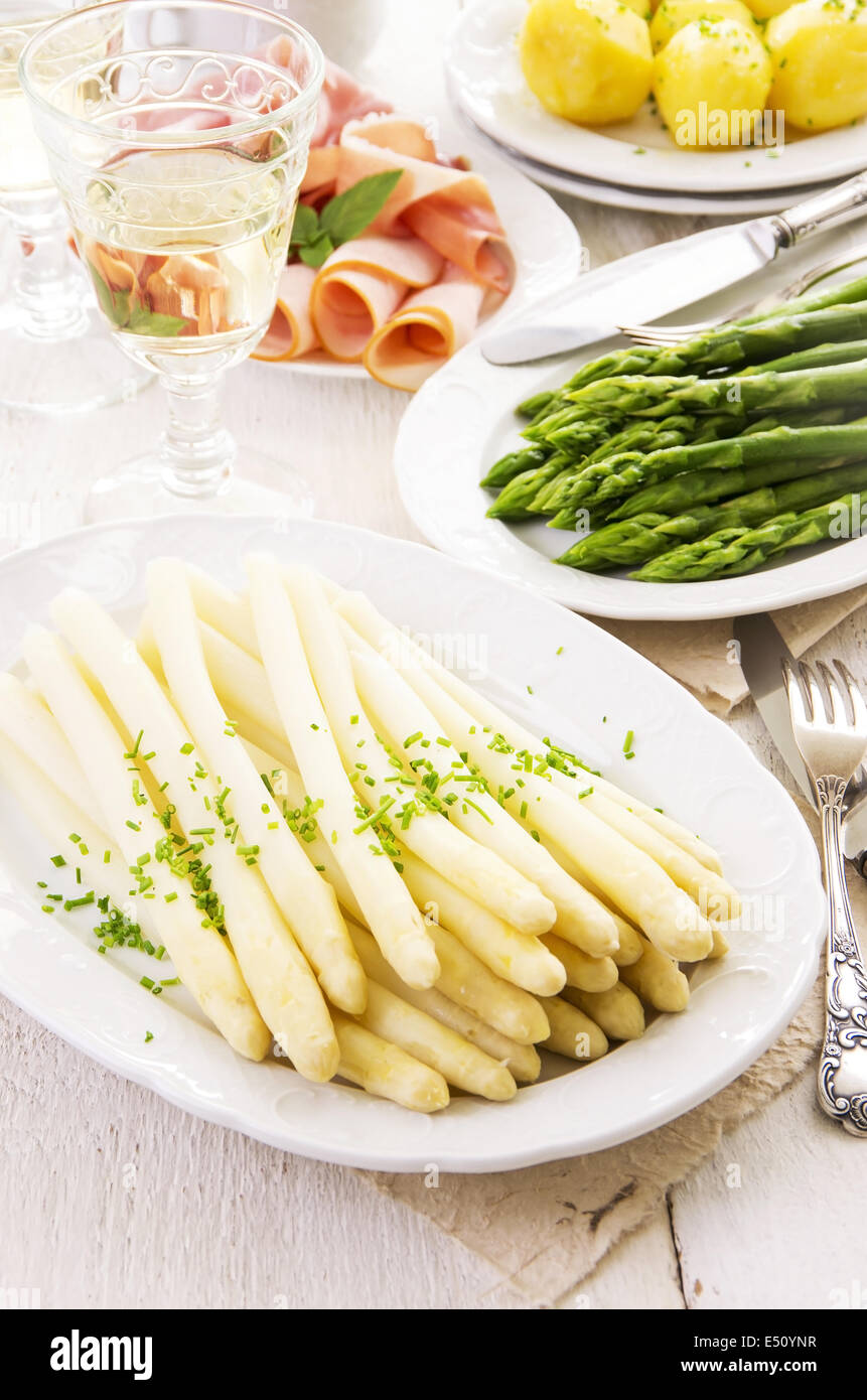 Gli asparagi bianchi e verdi Foto Stock