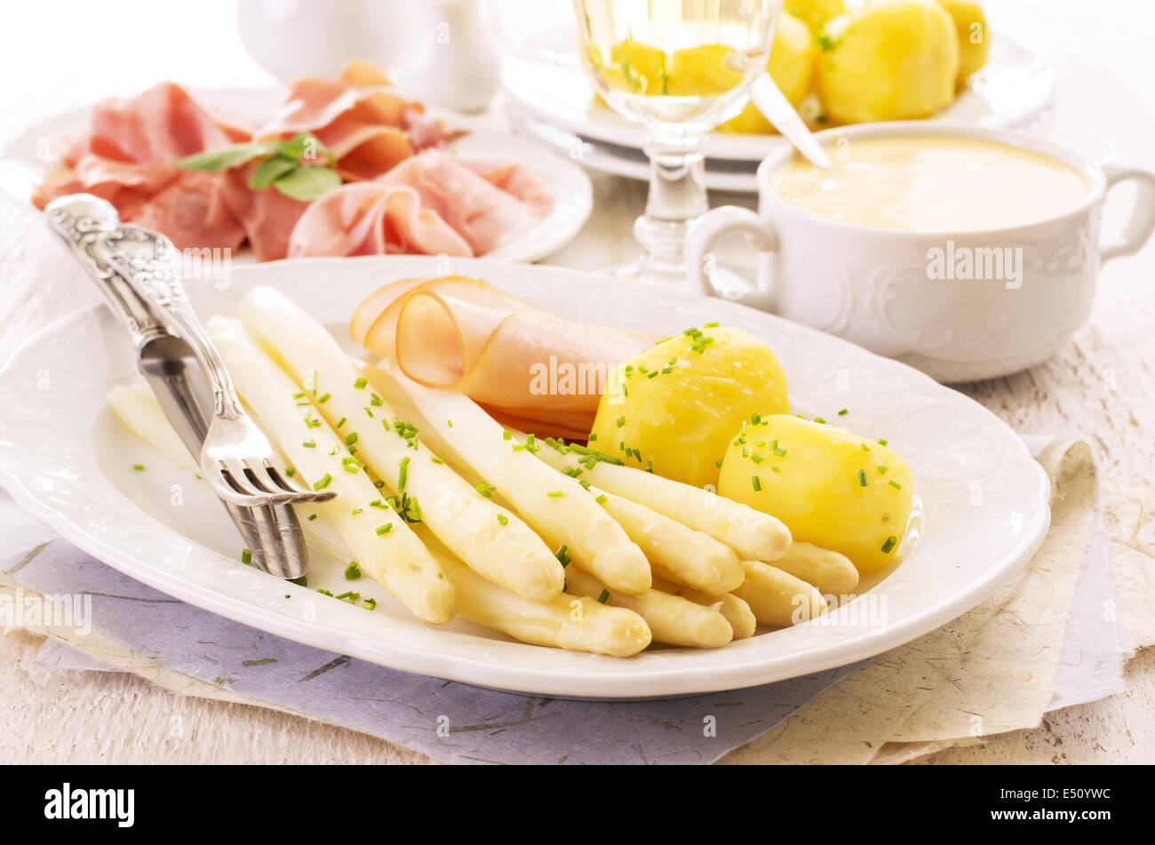 Gli asparagi con prosciutto e patate Foto Stock