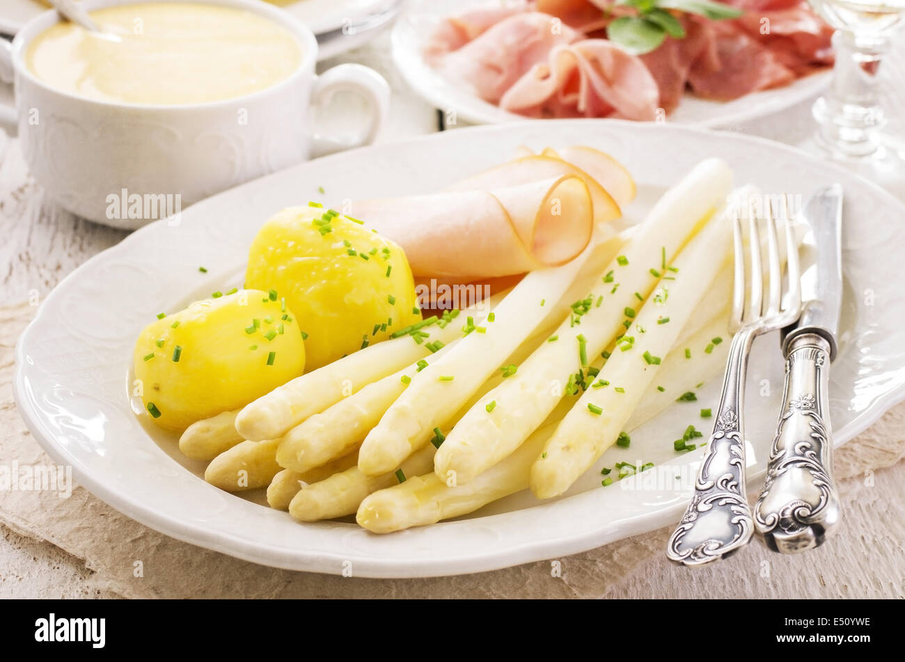 Gli asparagi con prosciutto e patate Foto Stock