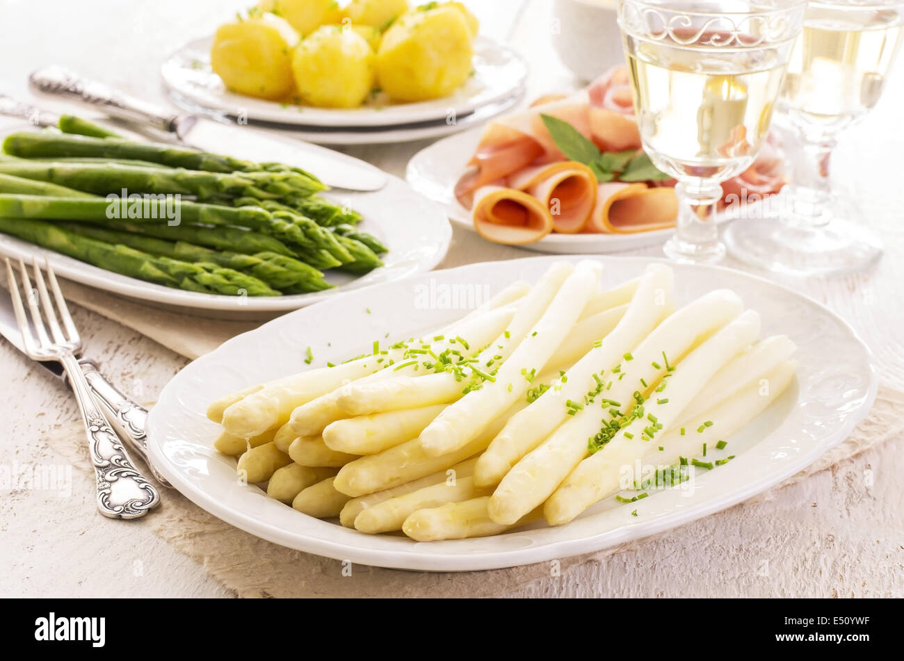 Bianco e asparagi verdi Foto Stock