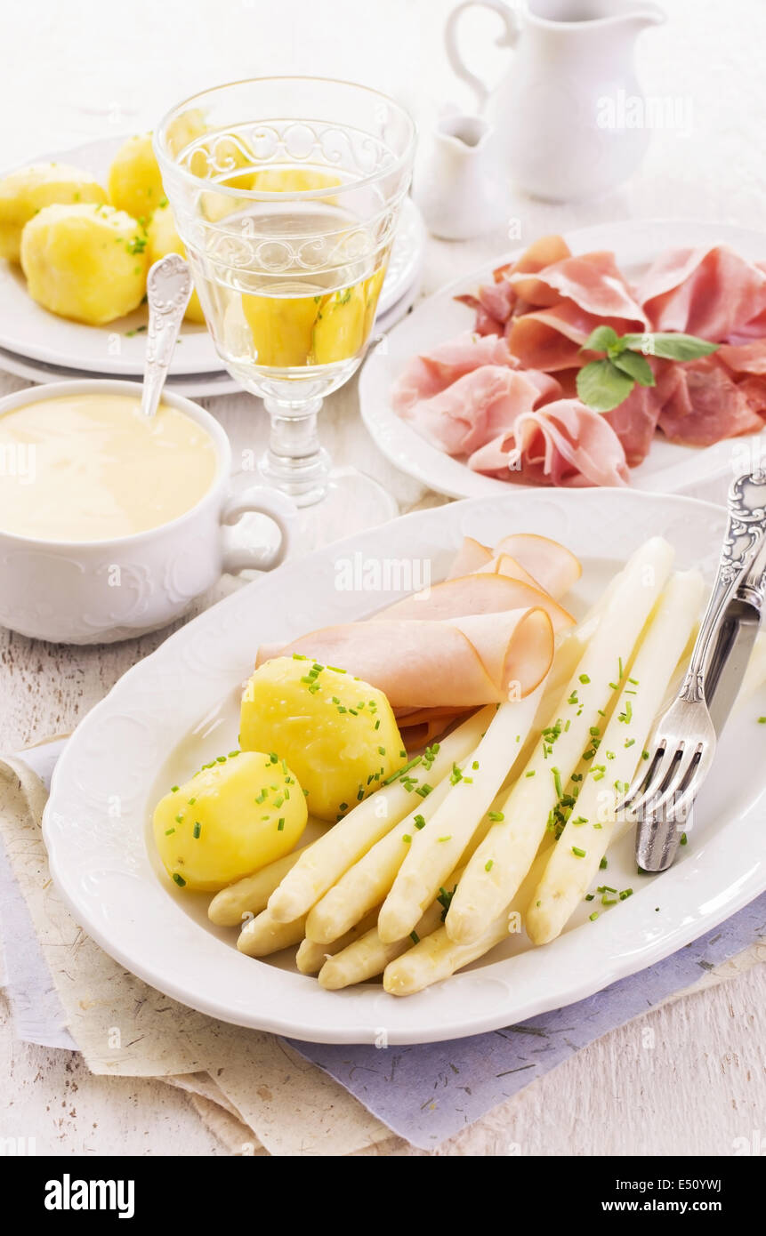 Asparagi con patate e gammon Foto Stock