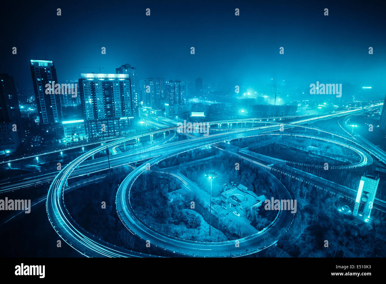 Autostrada cavalcavia di notte in Xian Foto Stock