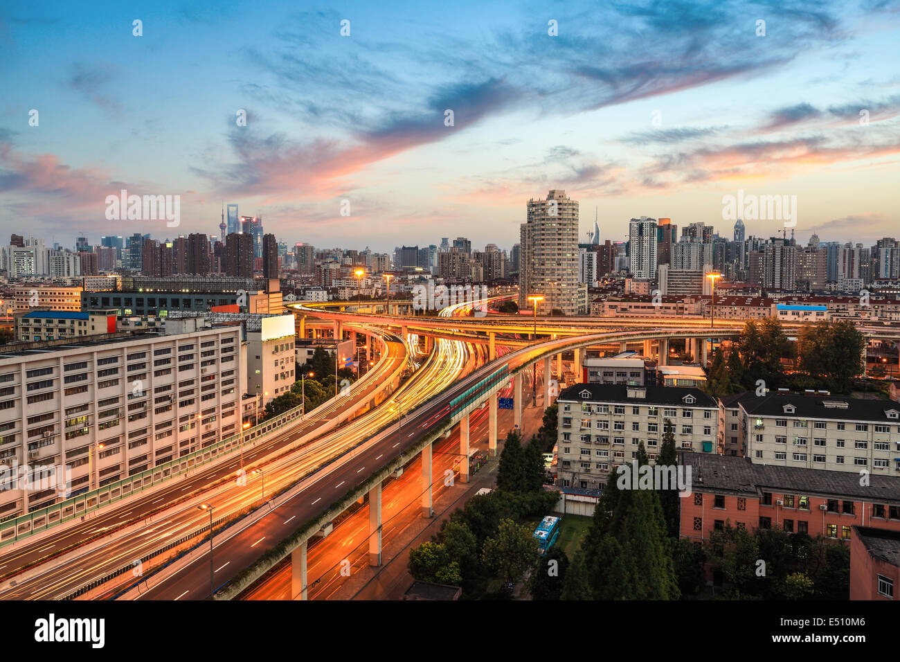 Shanghai strada sopraelevata al crepuscolo Foto Stock