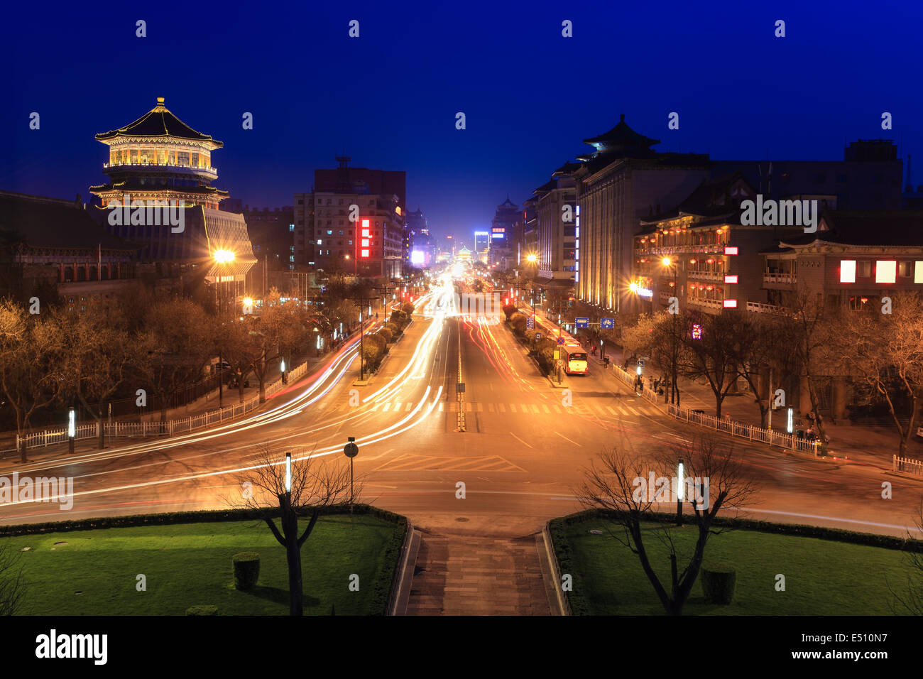 Xian street di notte con percorsi di luce Foto Stock