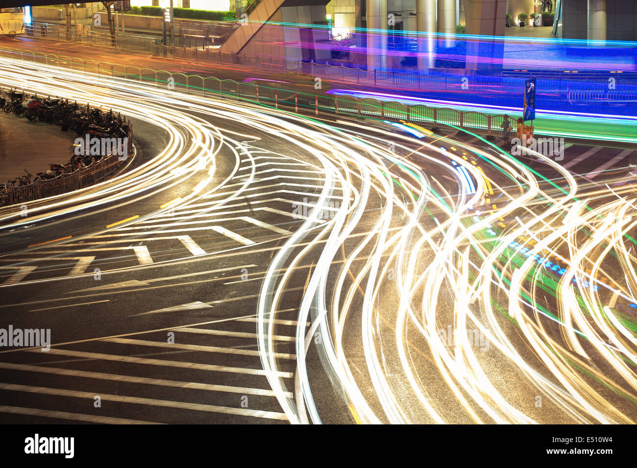 Sentieri di luce sulla strada Foto Stock
