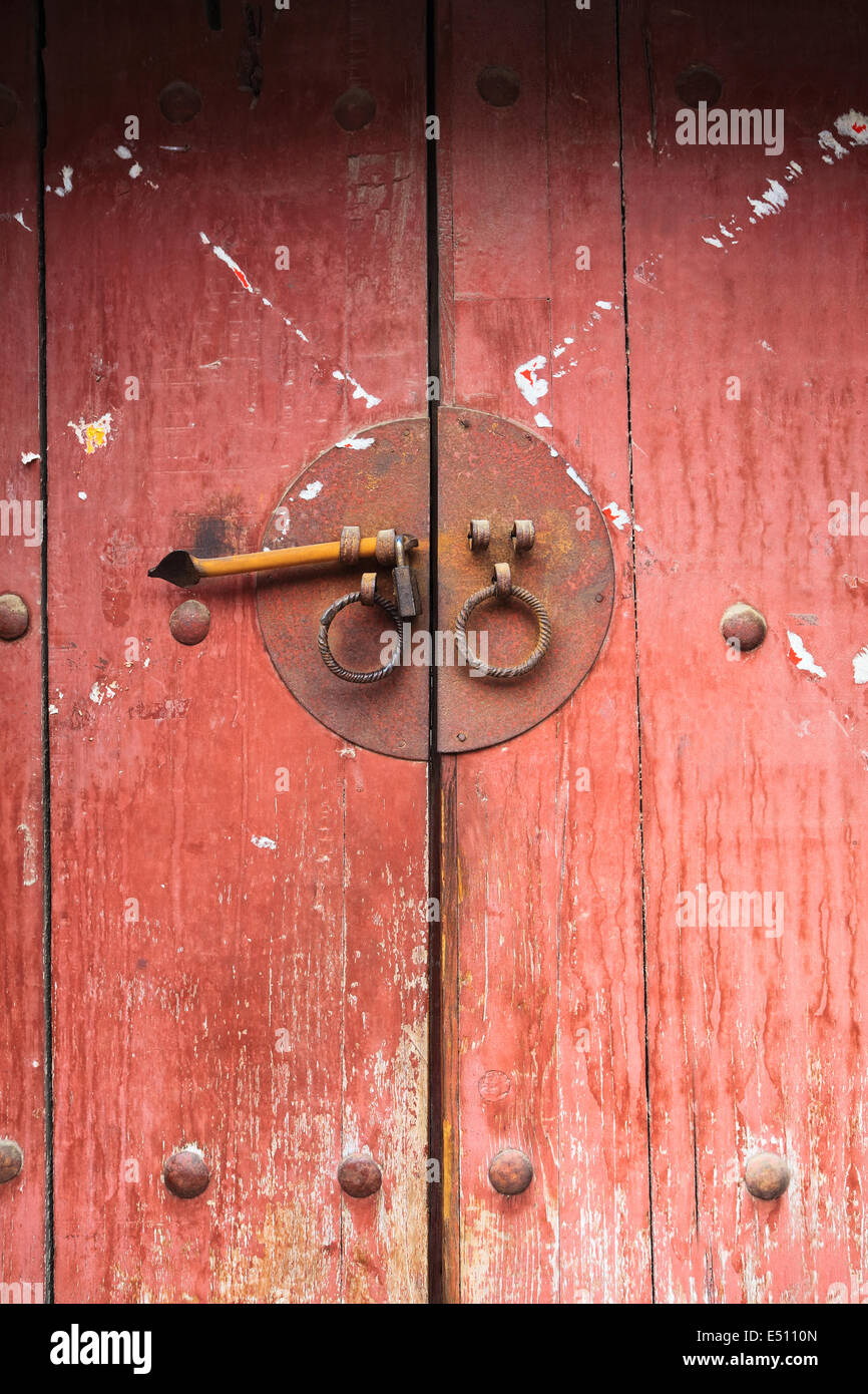 Il cinese vecchia porta di legno Foto Stock