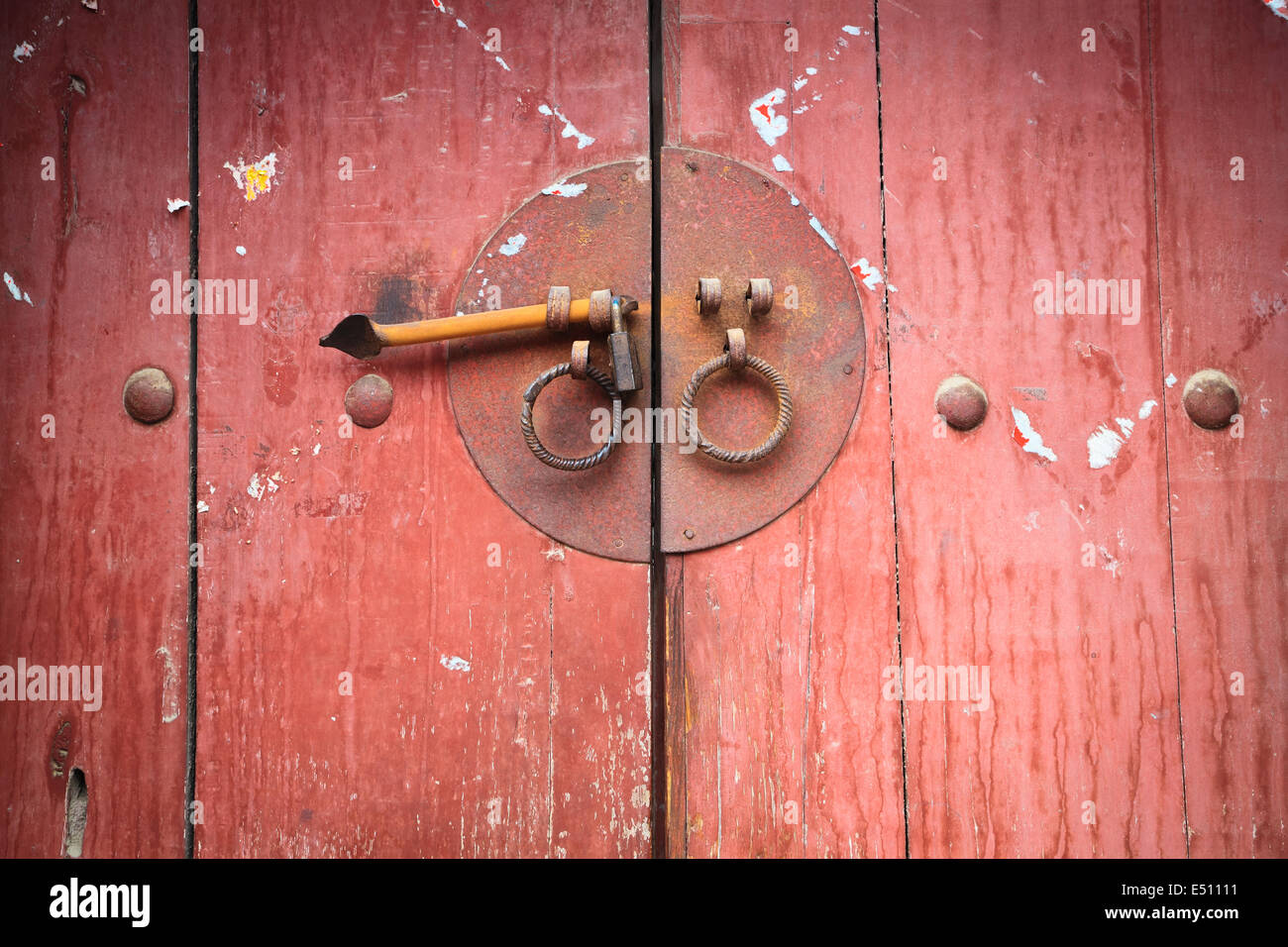 Vecchia porta di legno con respingente Foto Stock