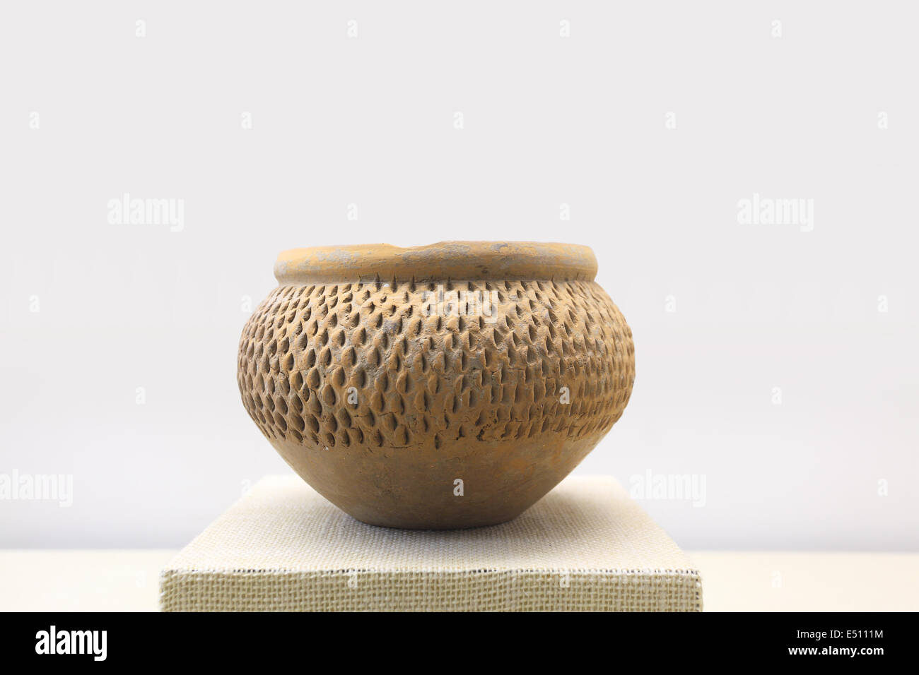 Primitivo vaso di terracotta Foto Stock