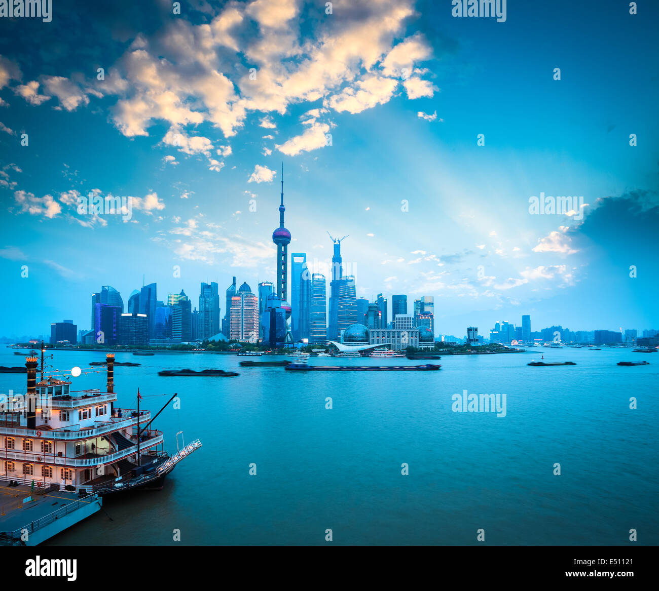 La bellezza di Shanghai al crepuscolo Foto Stock