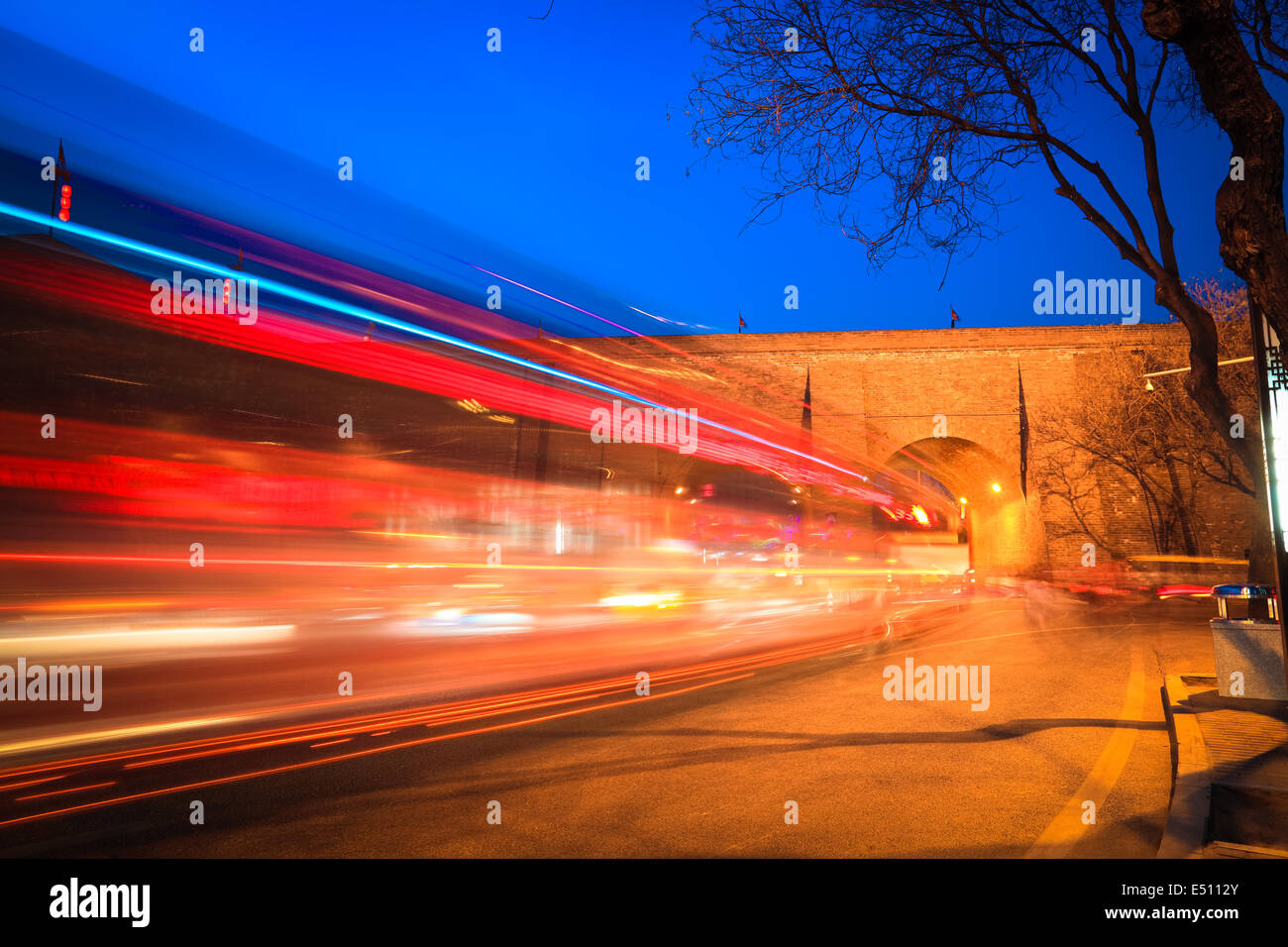 Sentieri di luce su antiche città di notte Foto Stock