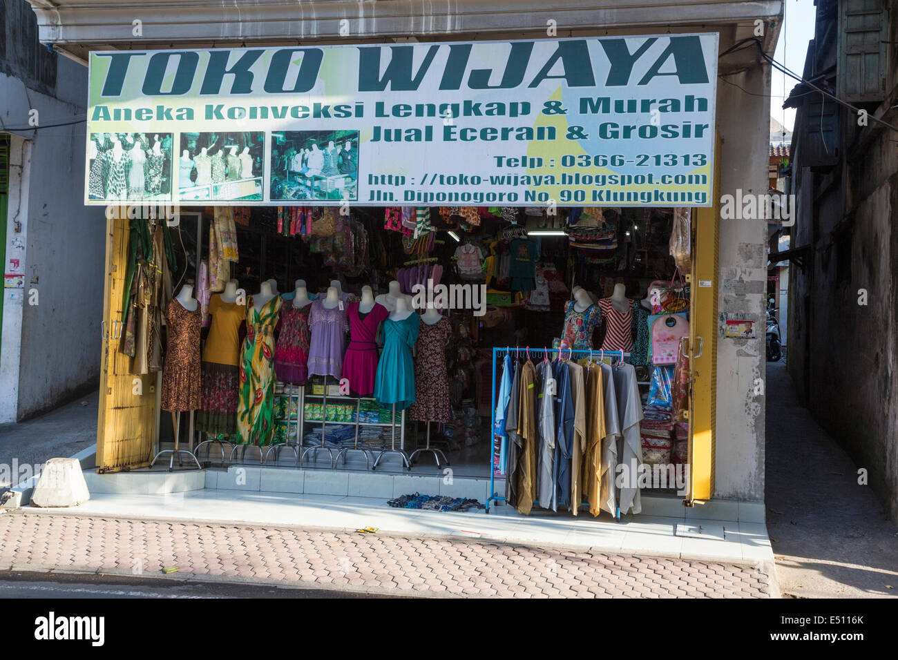 Bali, Indonesia. Negozio di abbigliamento per donna, Klungkung, Semarapura. Foto Stock