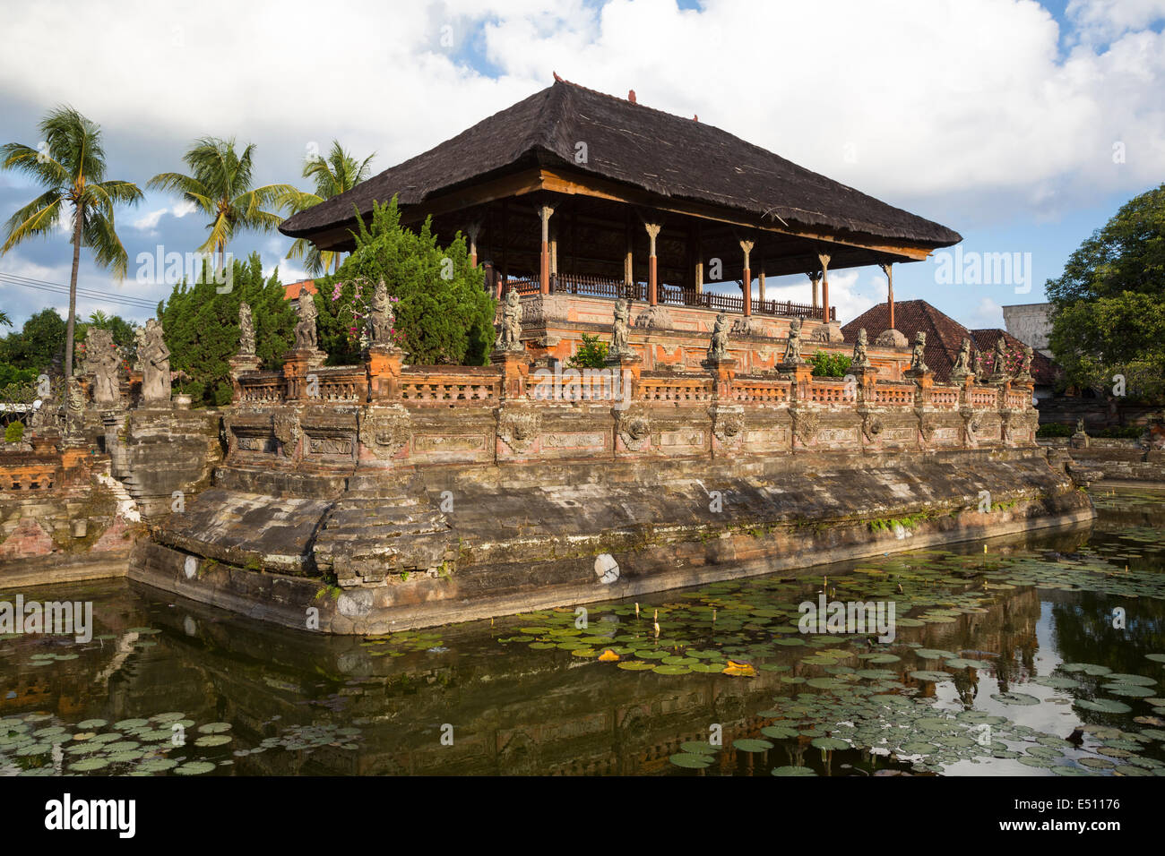 Bali, Indonesia. La balla Kambang (Padiglione flottante), all'interno del Kerta Gosa composto, il luogo di amministrazione della giustizia Foto Stock