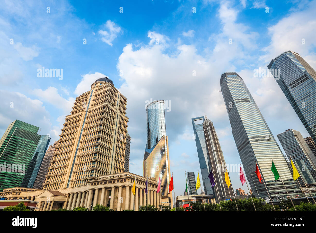 Shanghai downtown contro un cielo blu Foto Stock