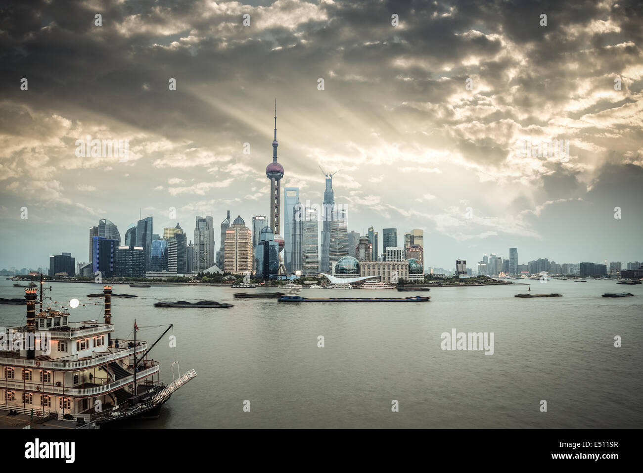 Lo skyline di Shanghai con drammatica sky Foto Stock