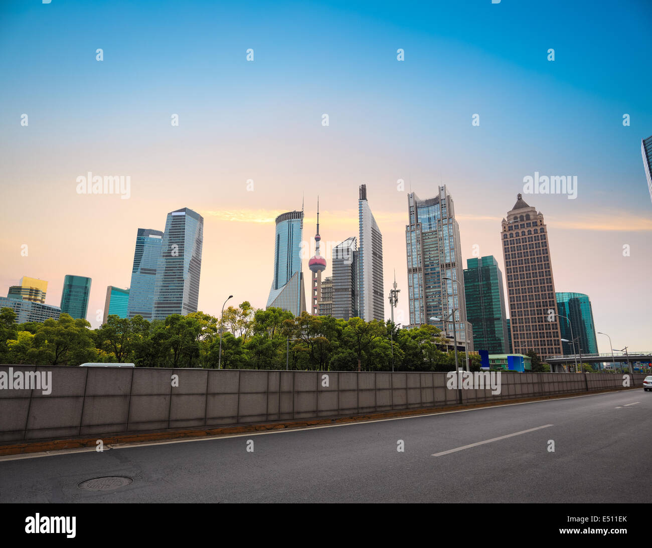 Shanghai centro finanziario skyline al tramonto Foto Stock